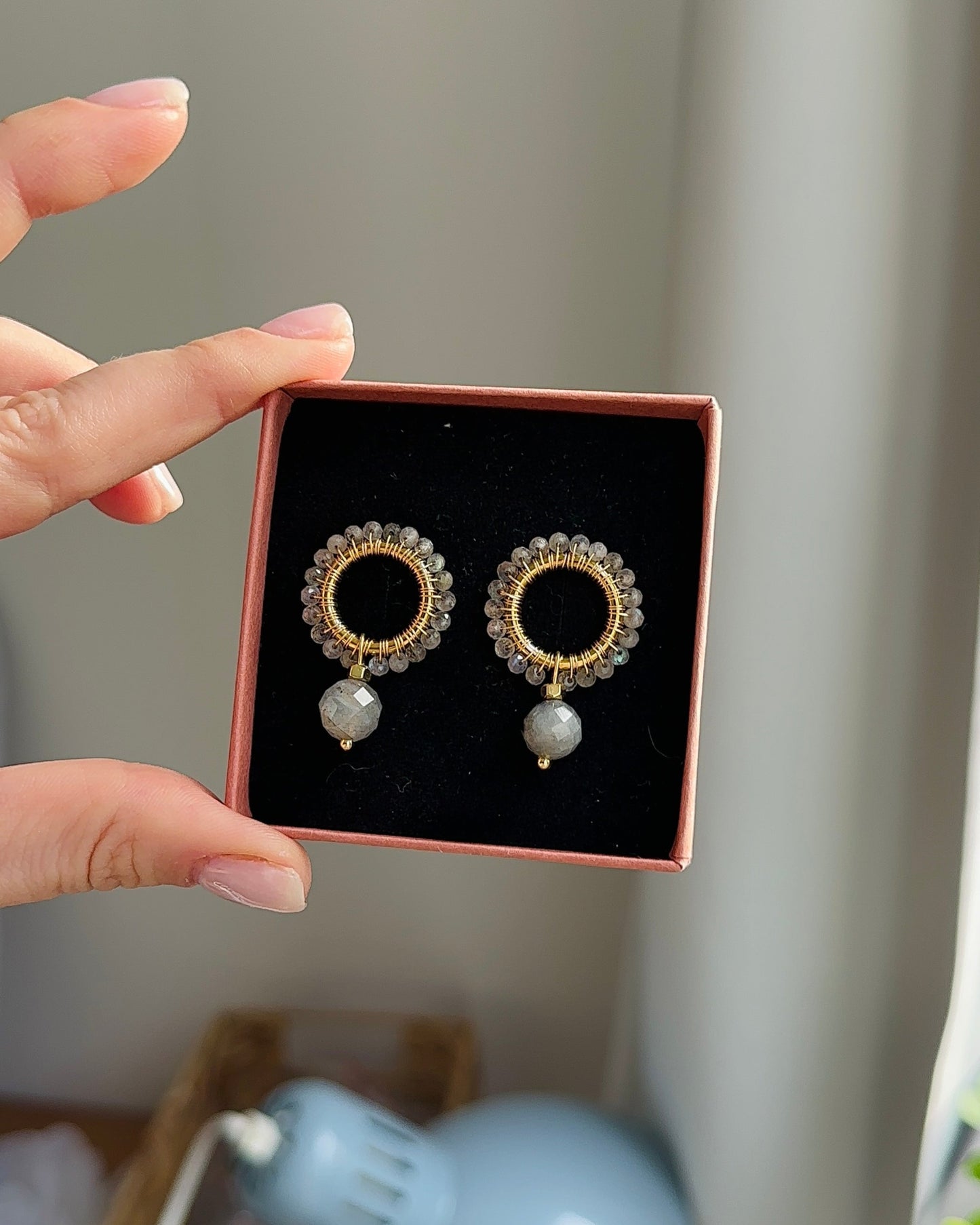 plecione kolczyki z labradorytu