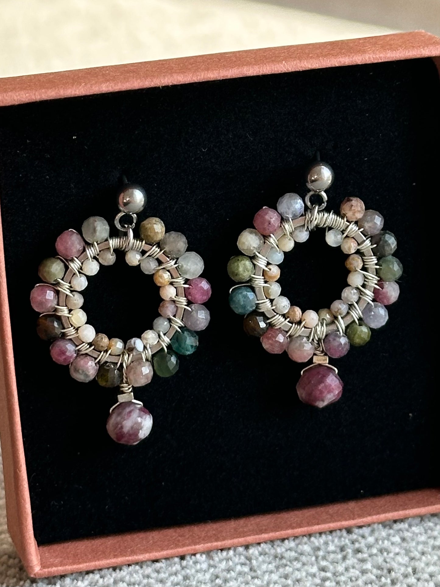 plecione kolczyki z turmalinu i opalu różowego z lepidolitem