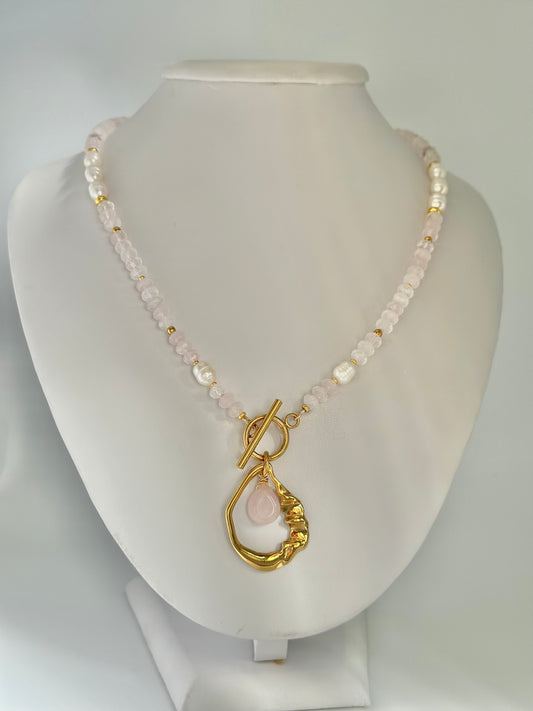 Naszyjnik z kwarcu różowego z perłami i dużą zawieszką