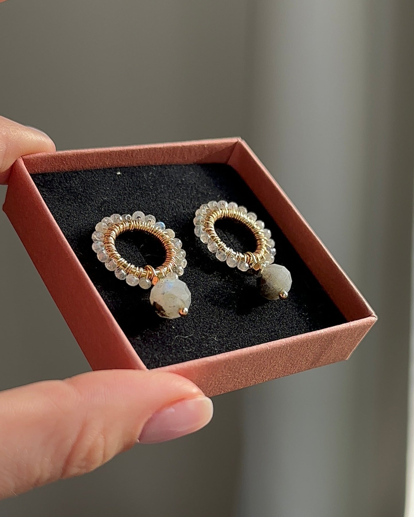 plecione kolczyki z labradorytu