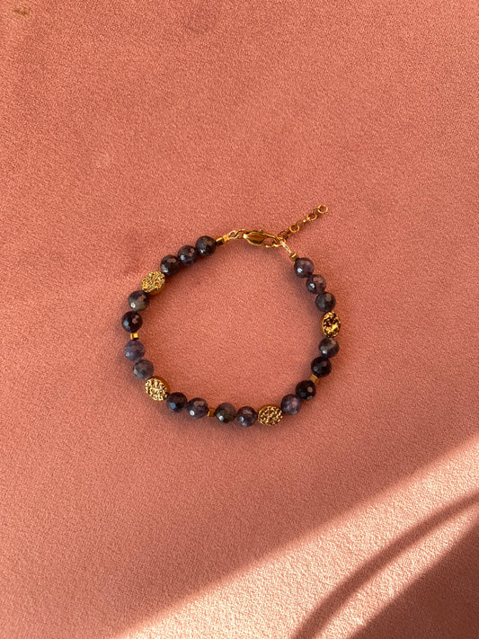 bransoletka z iolitu i hematytu