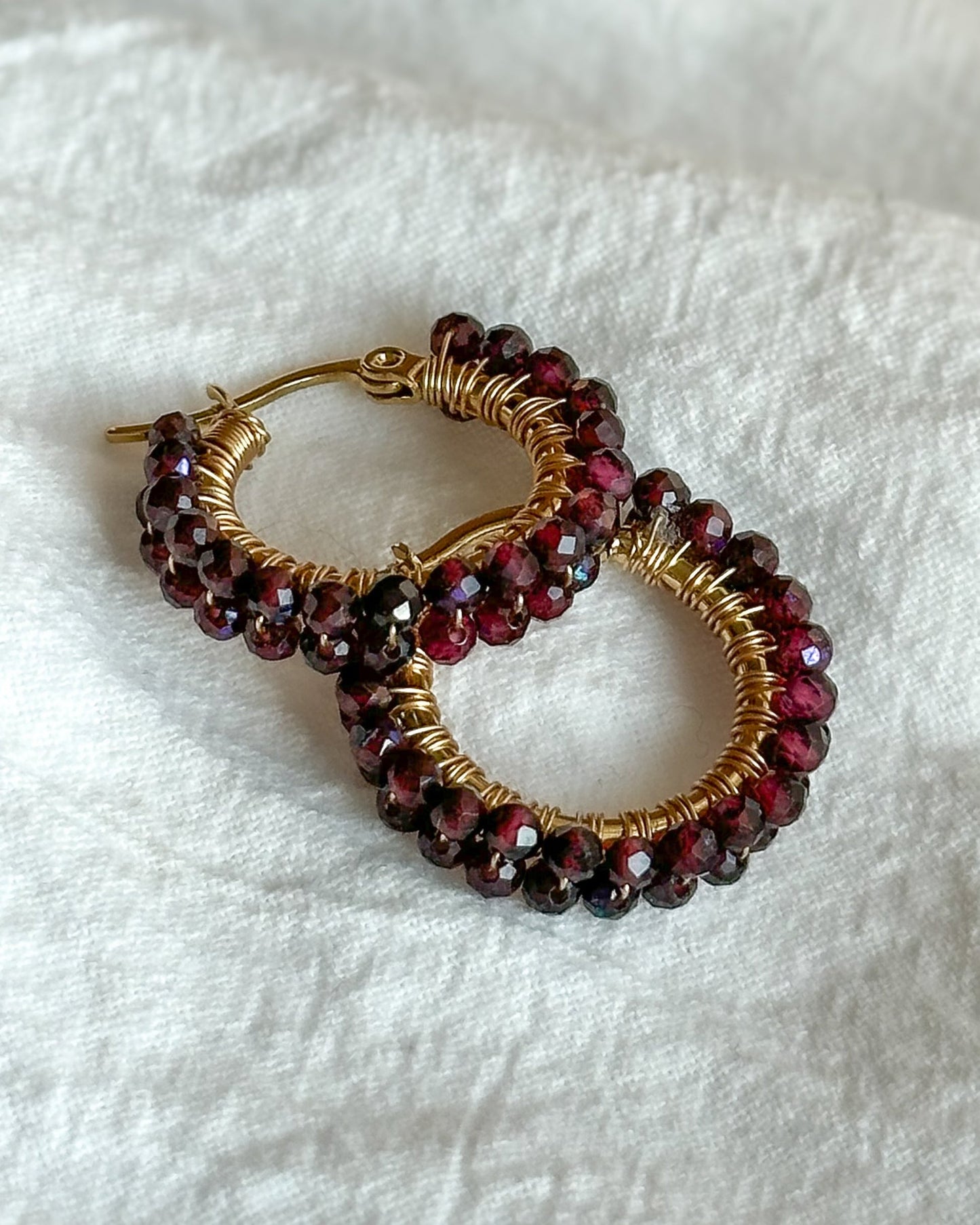 hoop princess margaret • plecione kolczyki z granatu