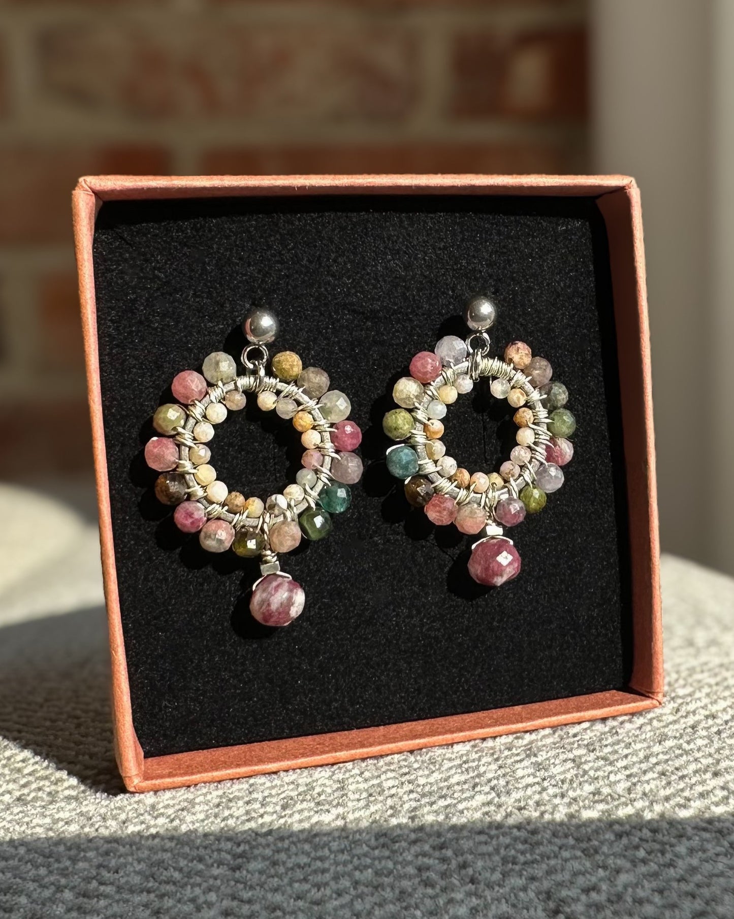 plecione kolczyki z turmalinu i opalu różowego z lepidolitem