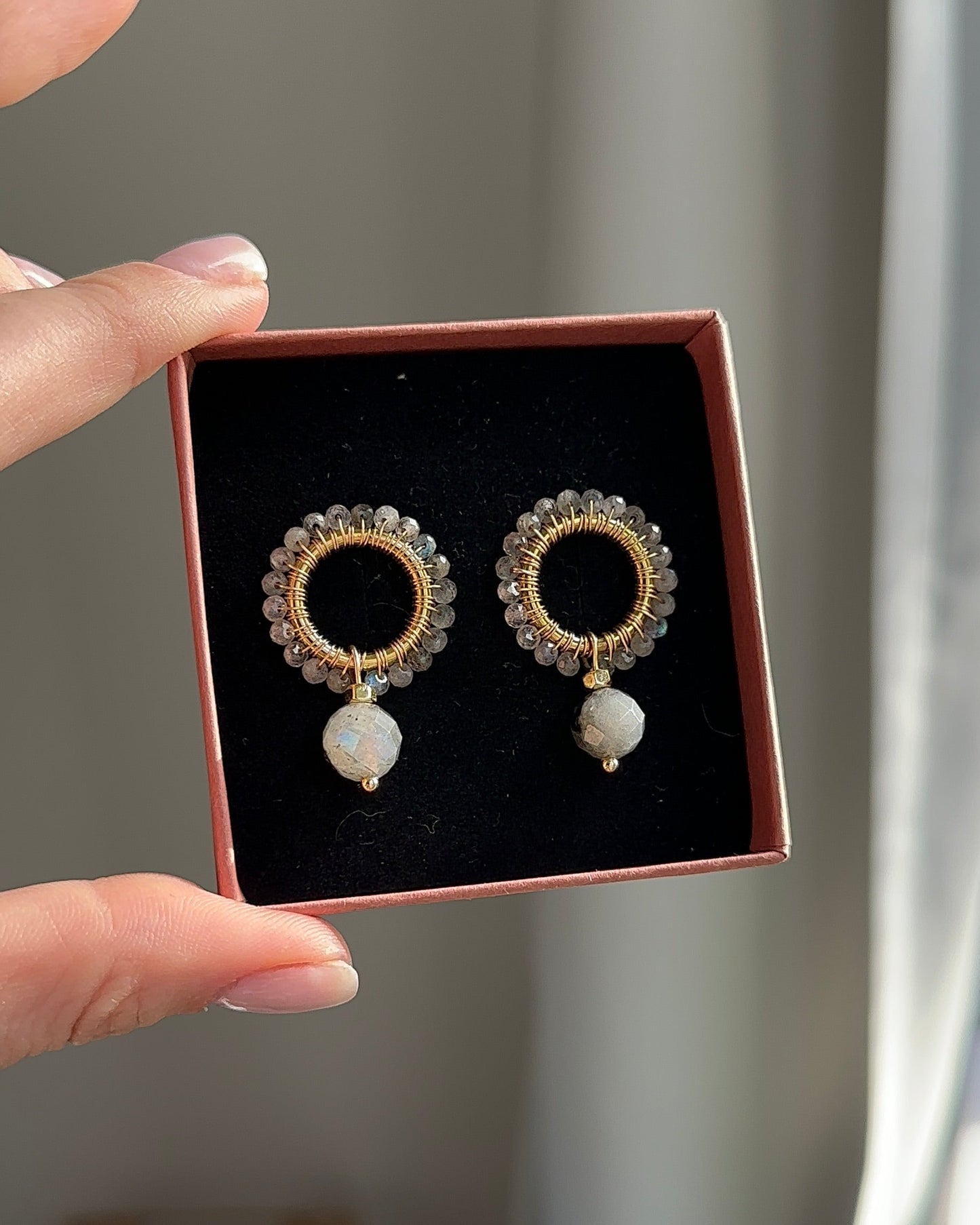 plecione kolczyki z labradorytu