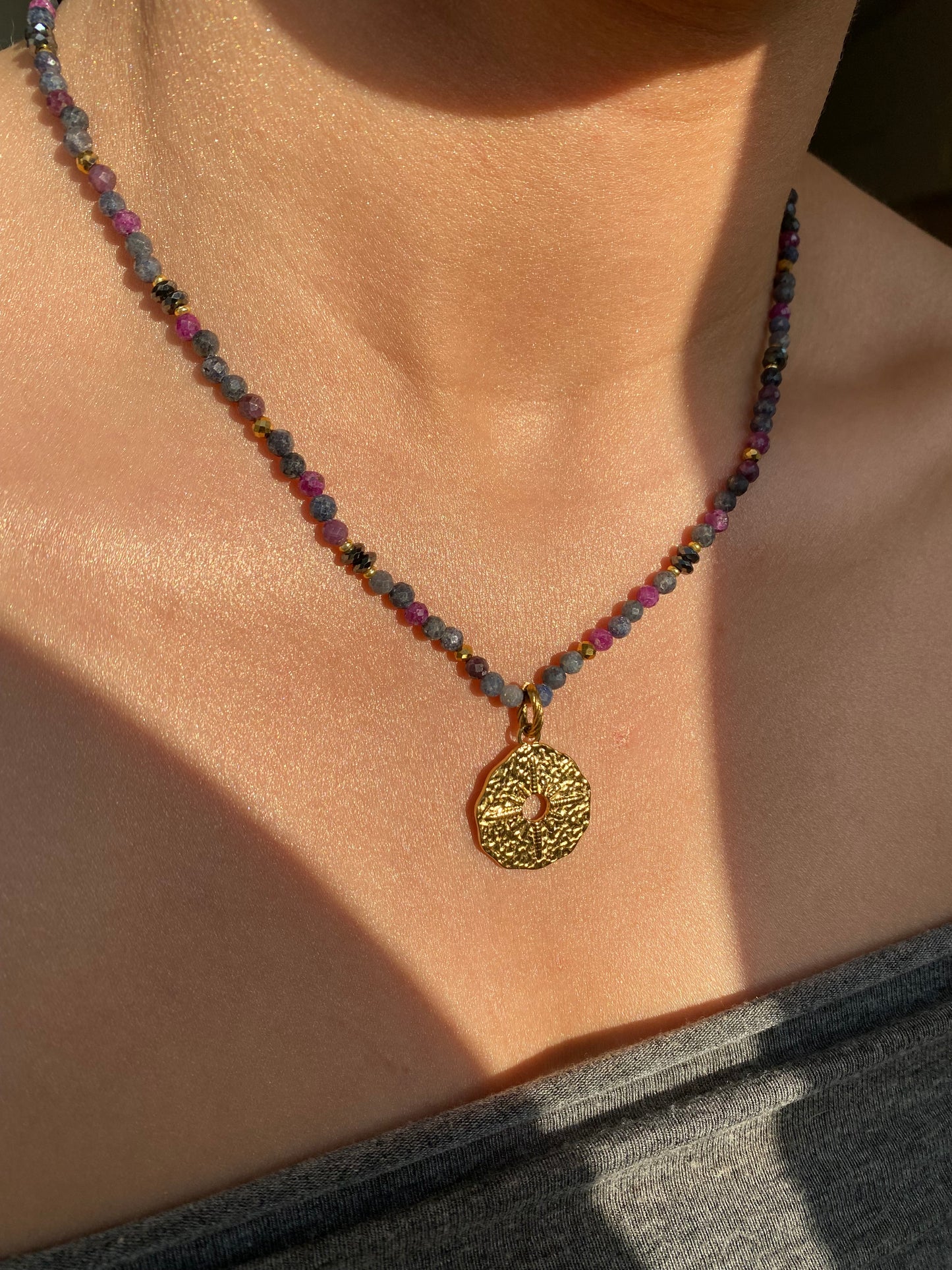 boho sun I • naszyjnik z szafirem i rubinem
