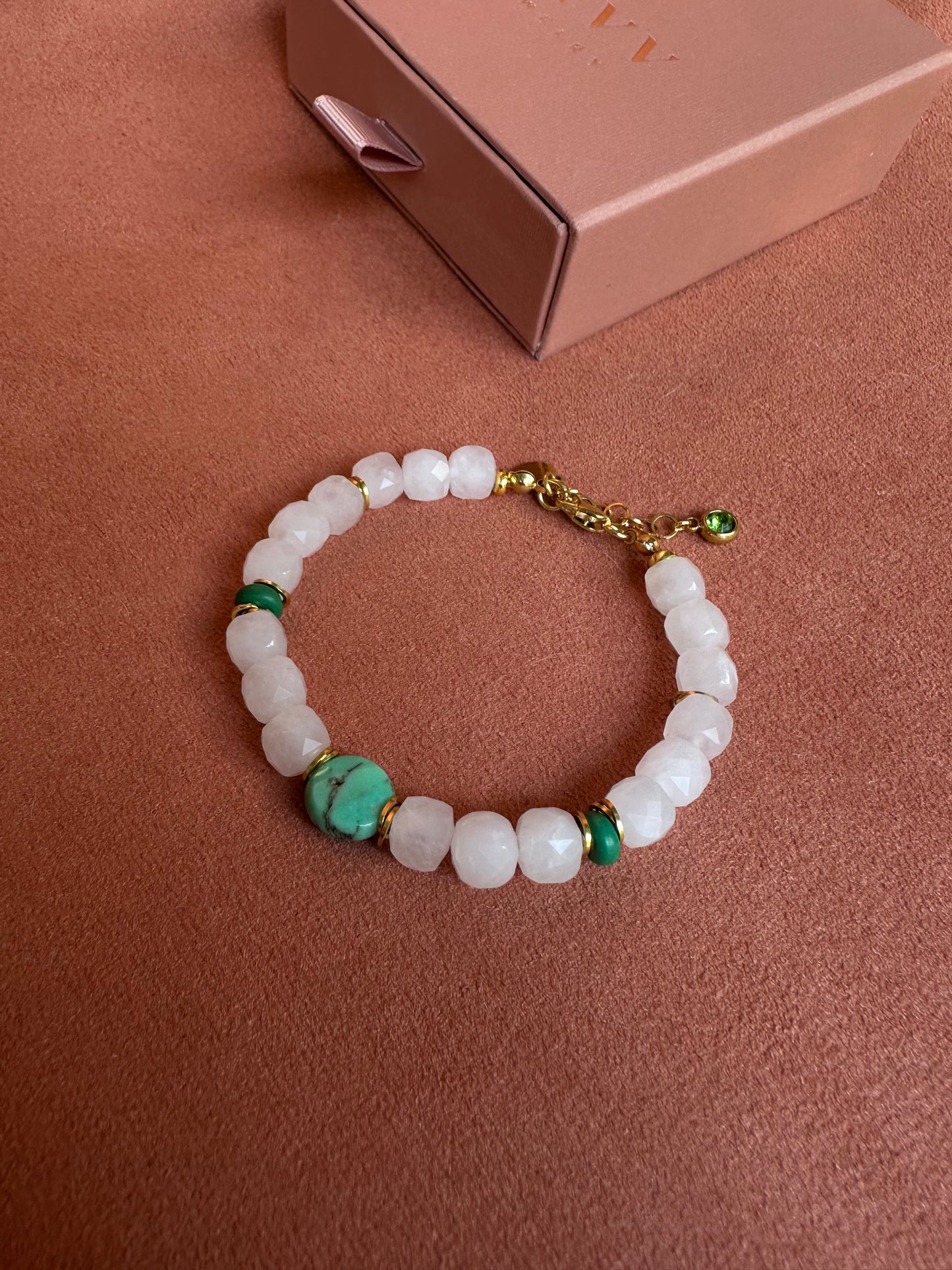 Bransoletka z kwarcu różowego z chryzoprazem i howlitem