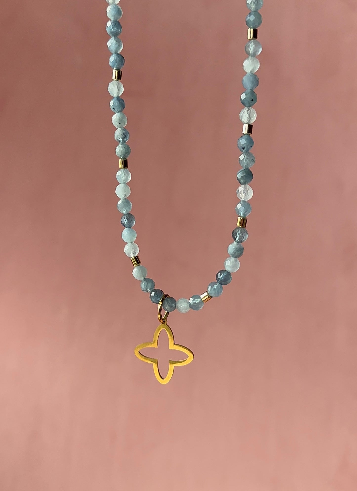naia II • naszyjnik z akwamarynu z koniczyną