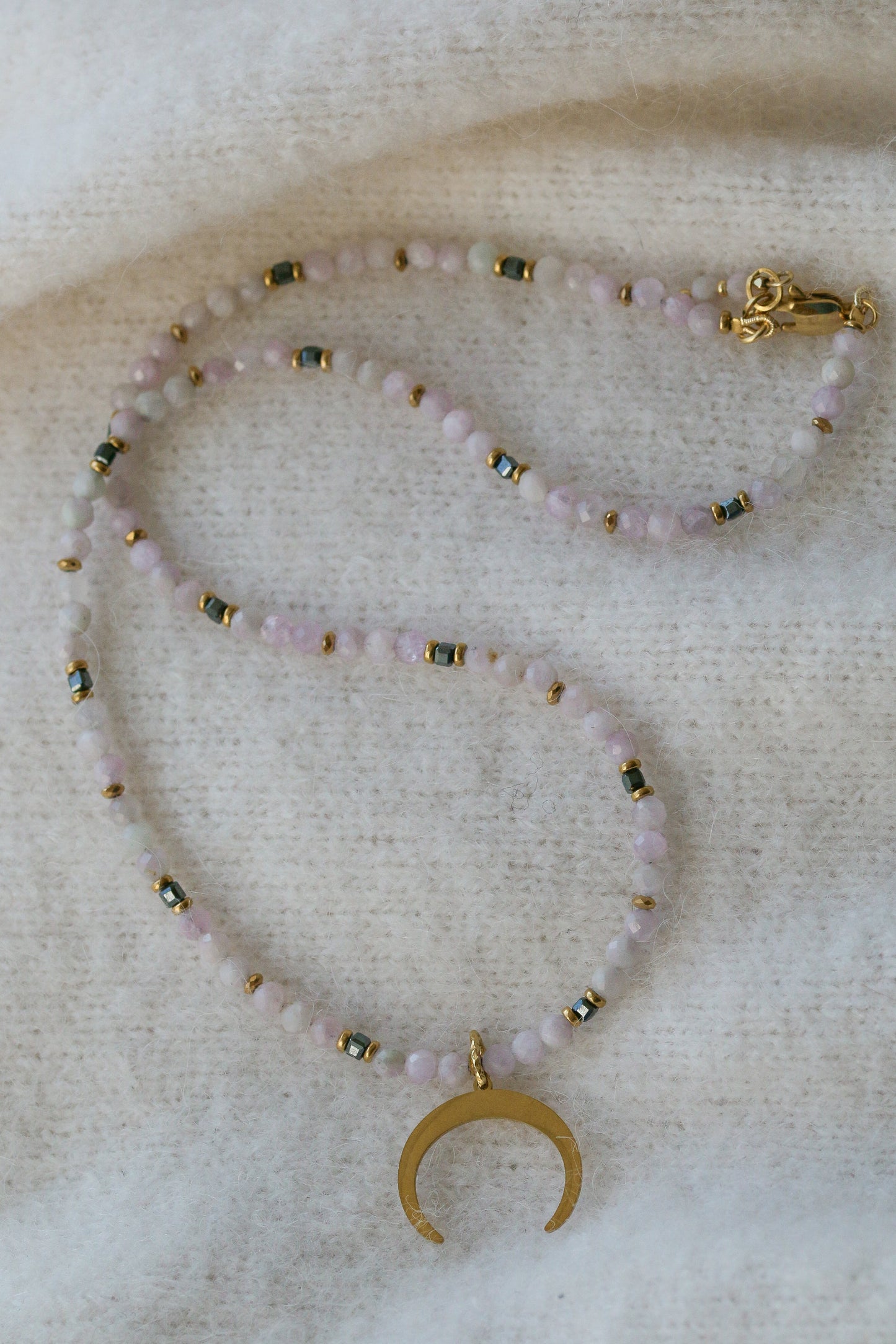 lilka • naszyjnik z kunzytu z półksiężycem