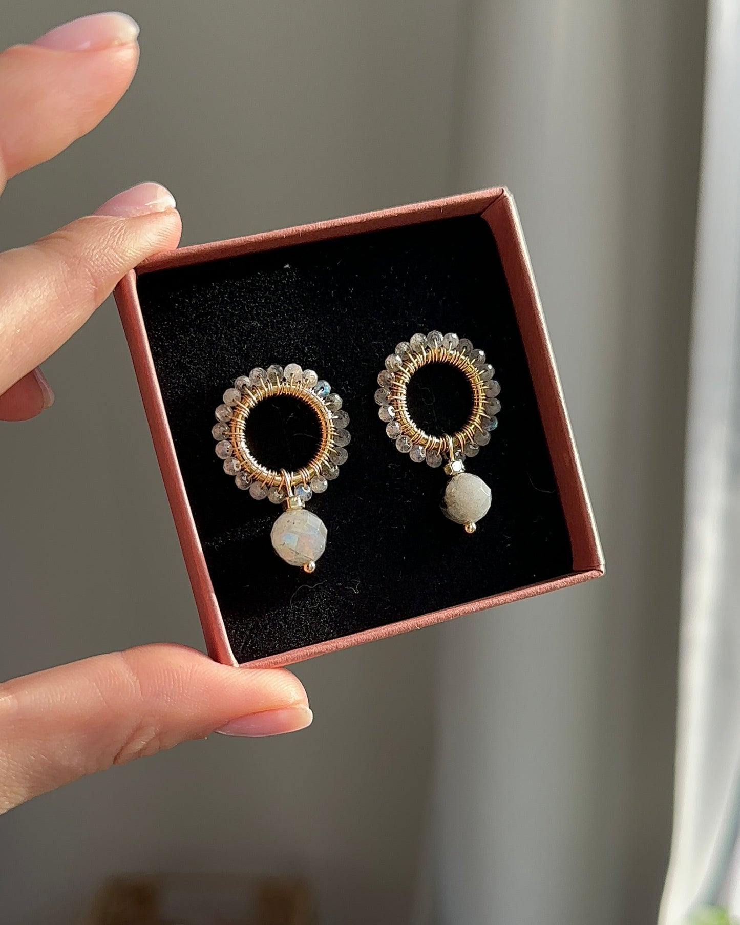 plecione kolczyki z labradorytu