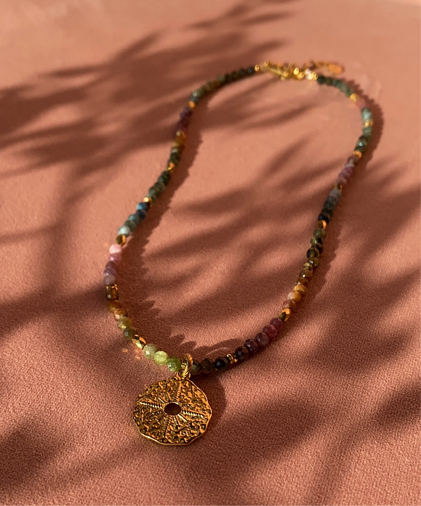 tęczowy naszyjnik z turmalinu z boho słońcem