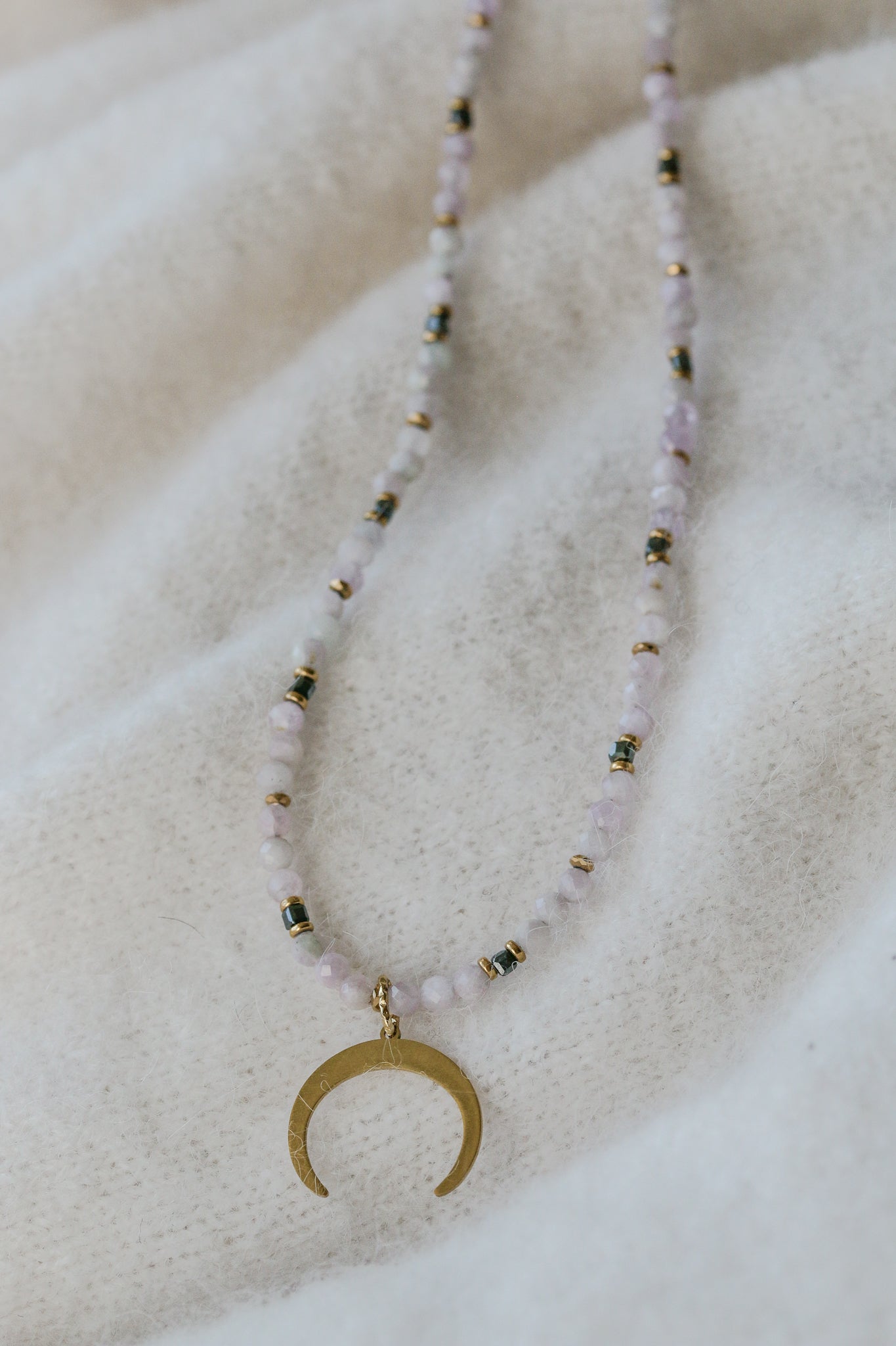 lilka • naszyjnik z kunzytu z półksiężycem