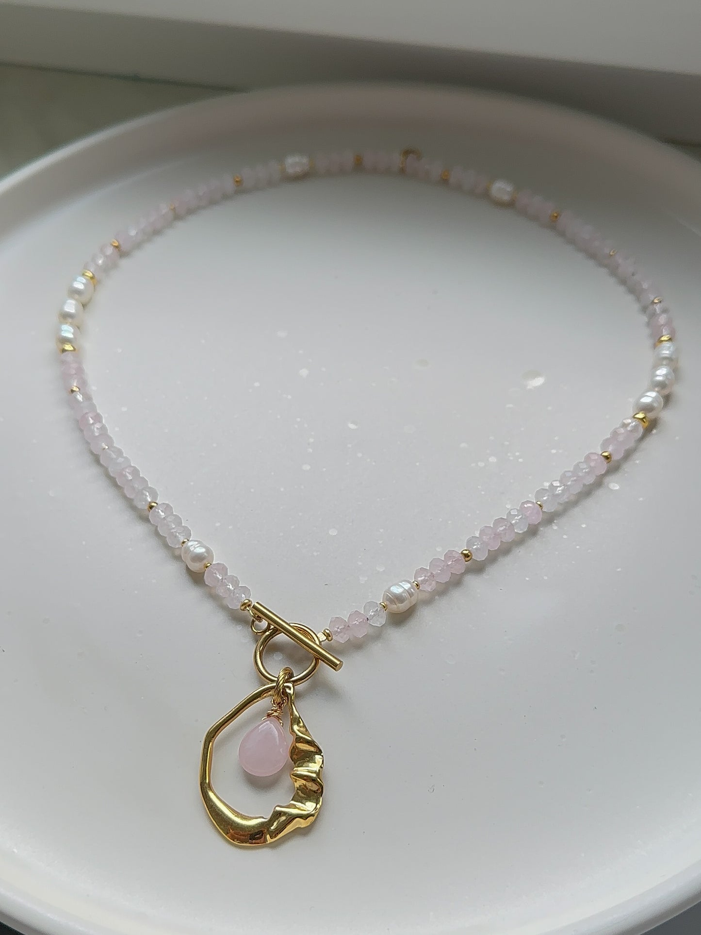 Naszyjnik z kwarcu różowego z perłami i dużą zawieszką