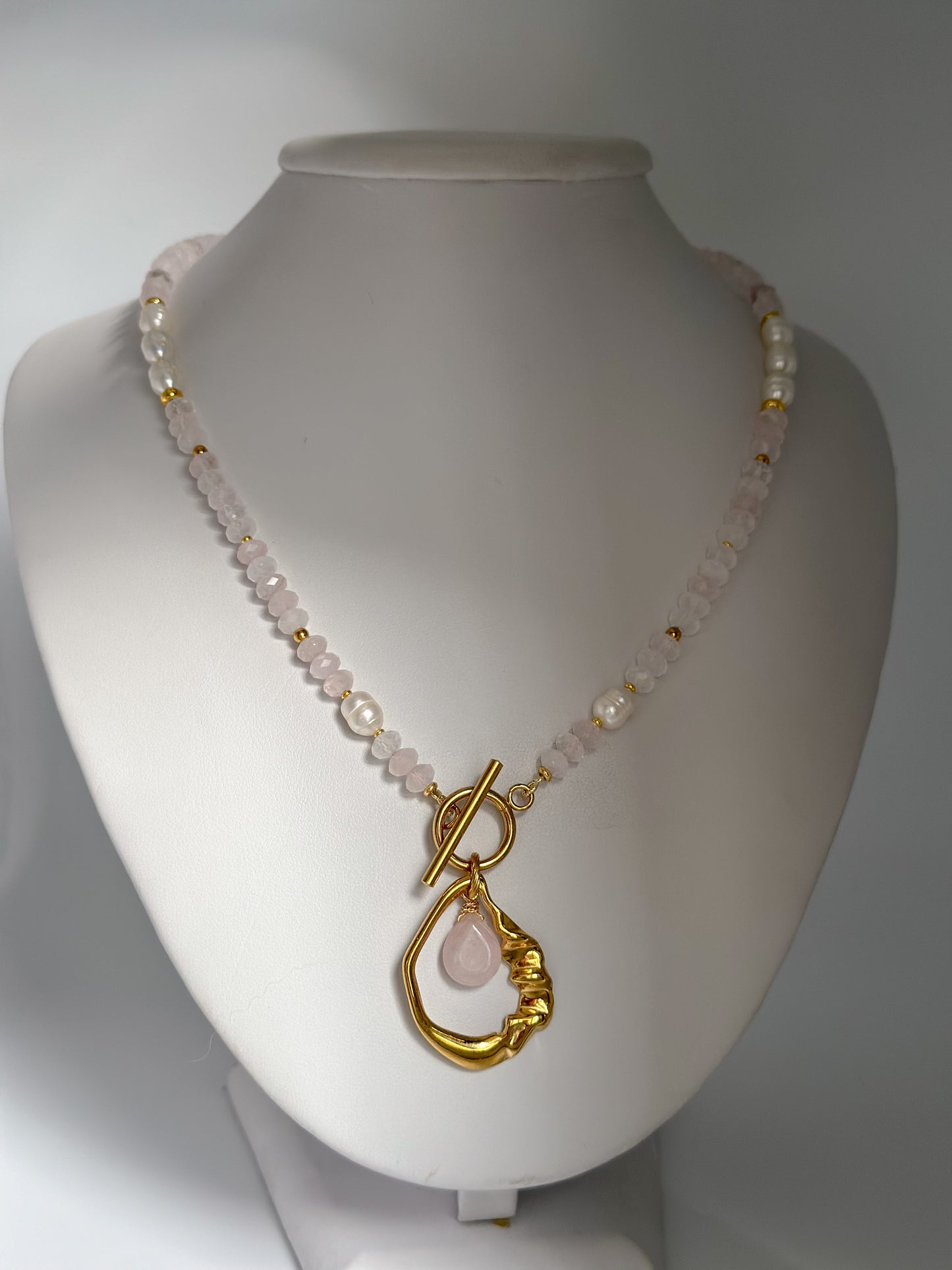 Naszyjnik z kwarcu różowego z perłami i dużą zawieszką