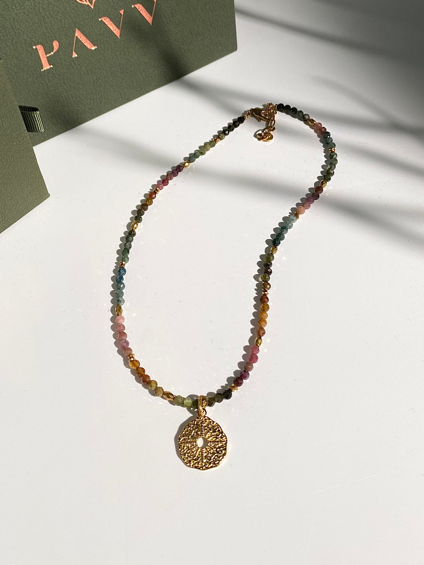 tęczowy naszyjnik z turmalinu z boho słońcem
