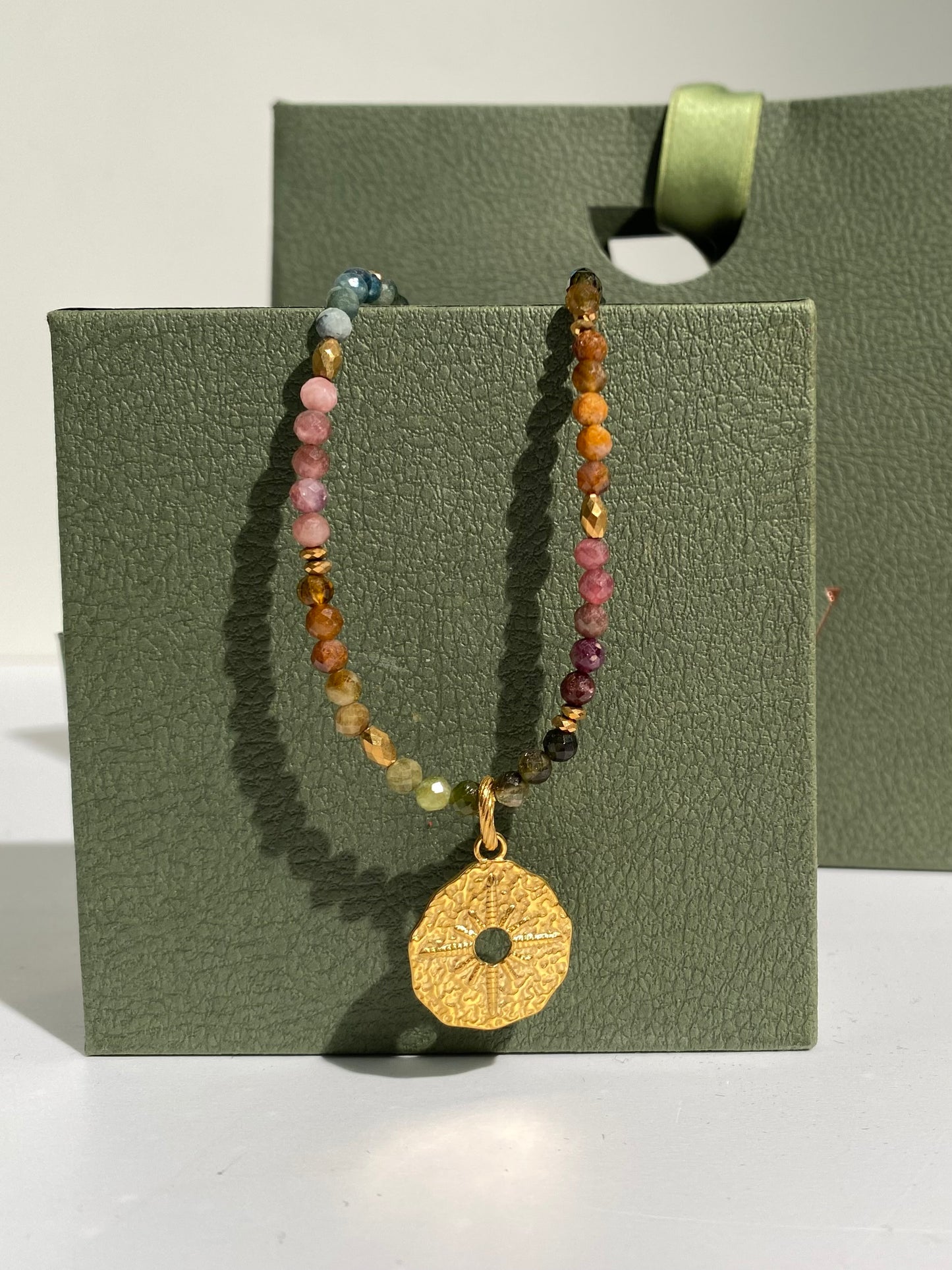 tęczowy naszyjnik z turmalinu z boho słońcem