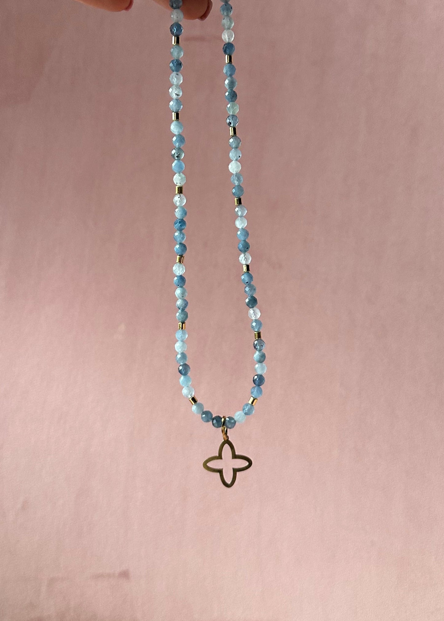 naia II • naszyjnik z akwamarynu z koniczyną
