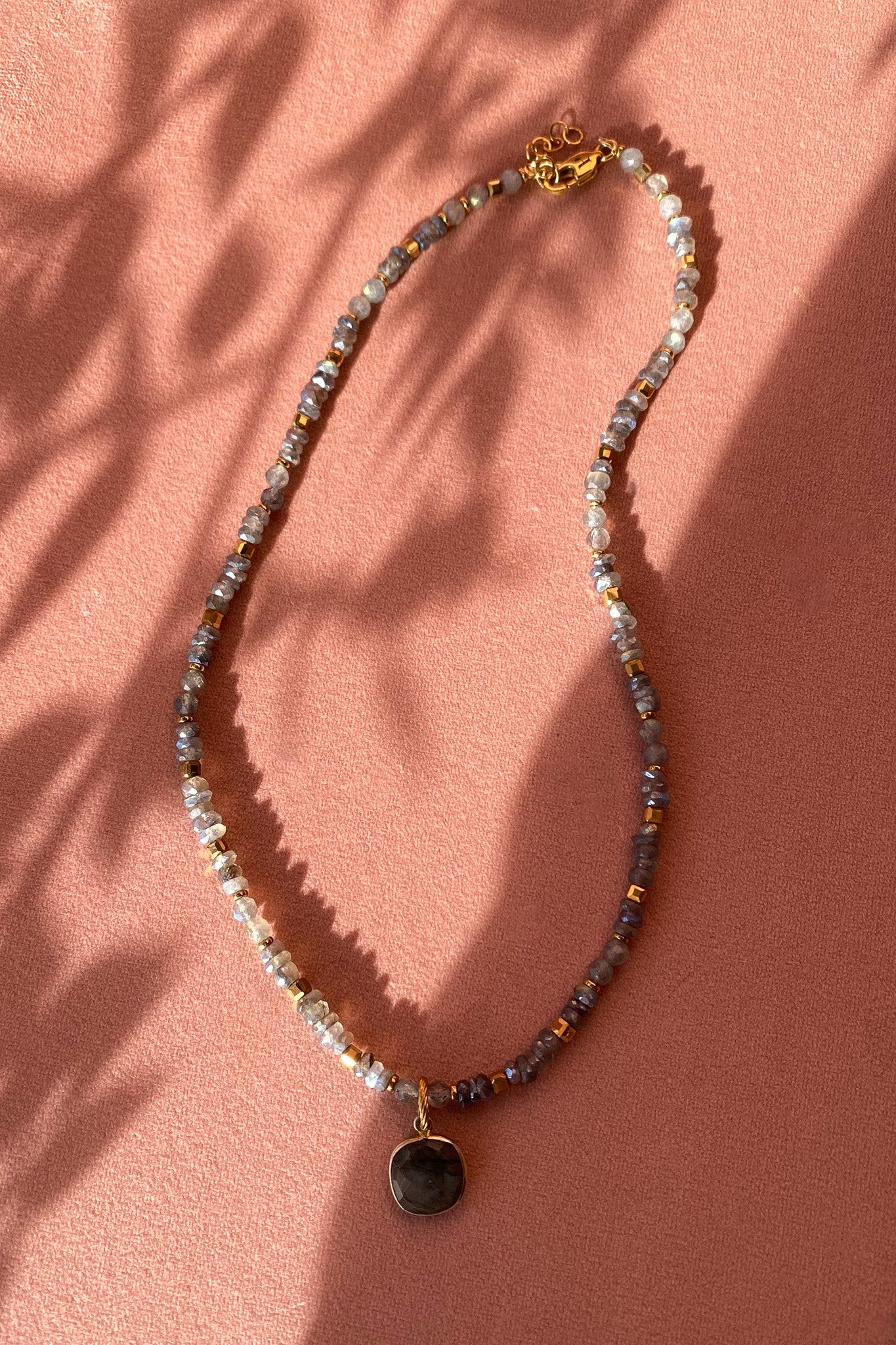 naszyjnik z labradorytu z oprawionym kamieniem