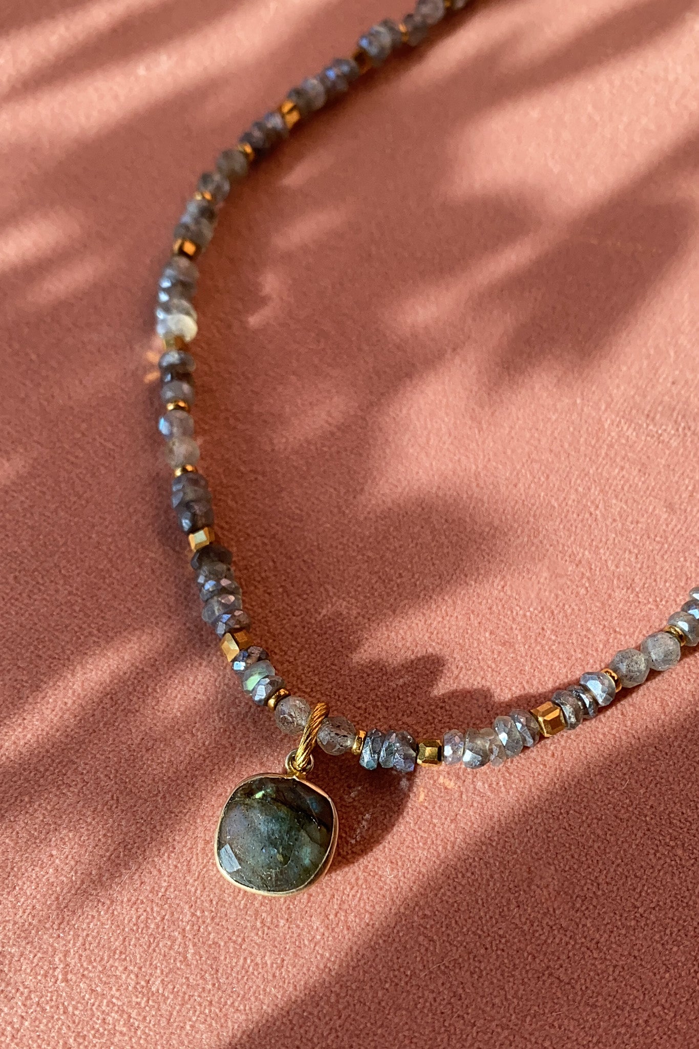 naszyjnik z labradorytu z oprawionym kamieniem