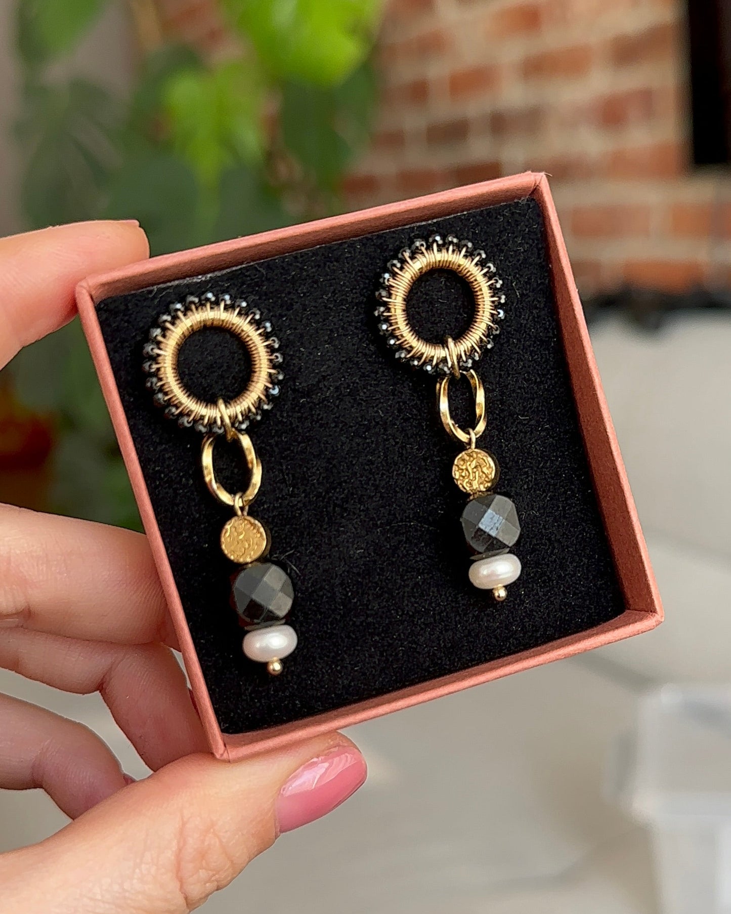 plecione kolczyki z czarnego turmalinu z perłą