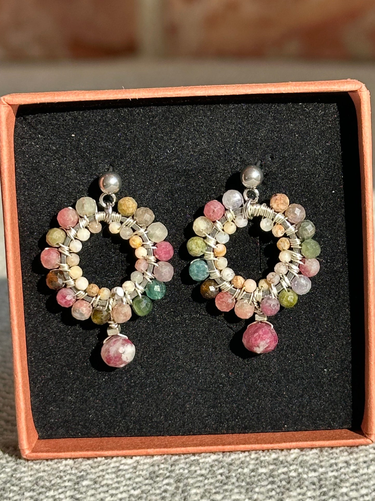 plecione kolczyki z turmalinu i opalu różowego z lepidolitem