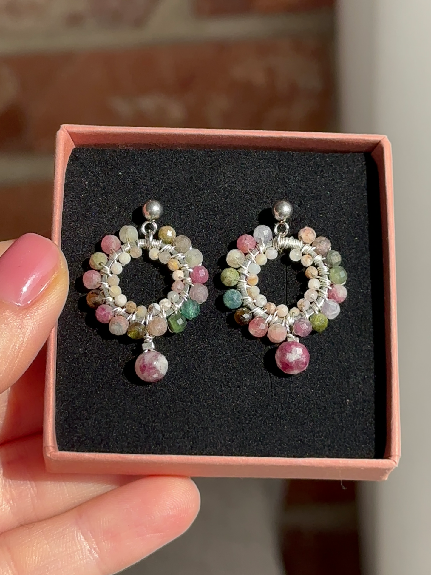 plecione kolczyki z turmalinu i opalu różowego z lepidolitem