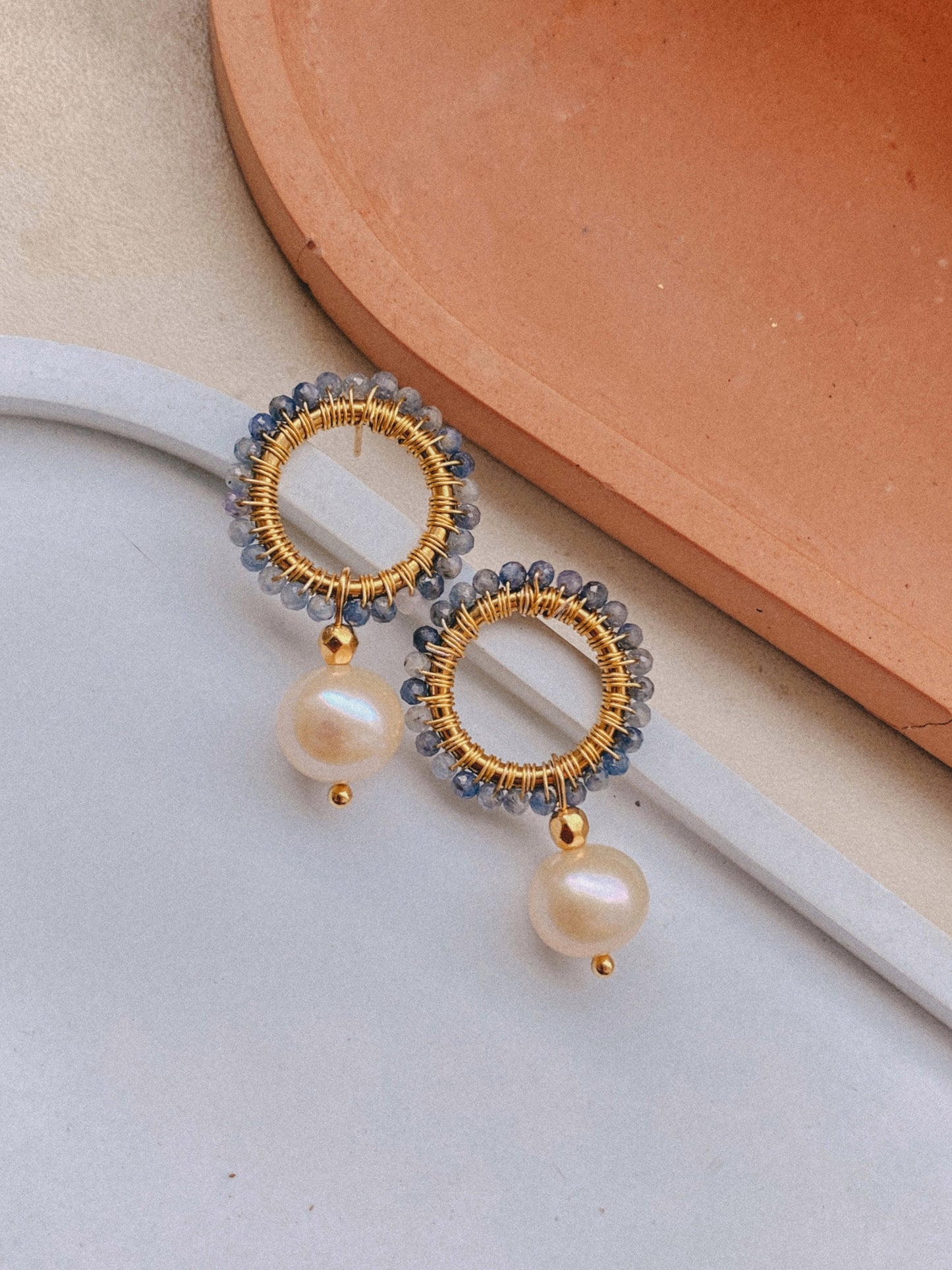 MODERN PRINCESS V • Plecione kolczyki z szafirem i perłą