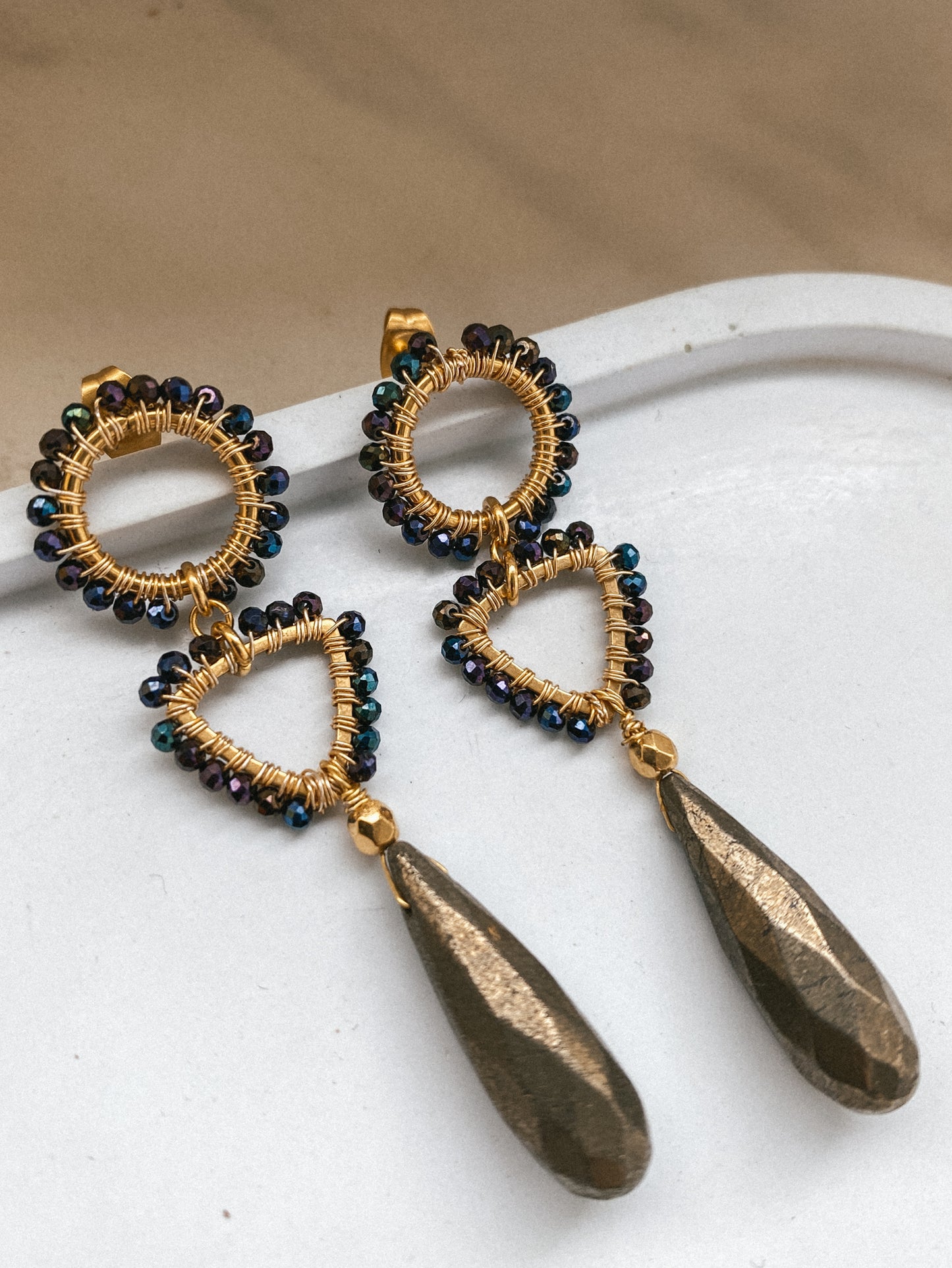 długie plecione kolczyki ze spinelu i pirytu