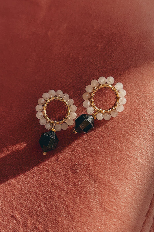 Plecione kolczyki z kamieniem księżycowym i czarnym turmalinem