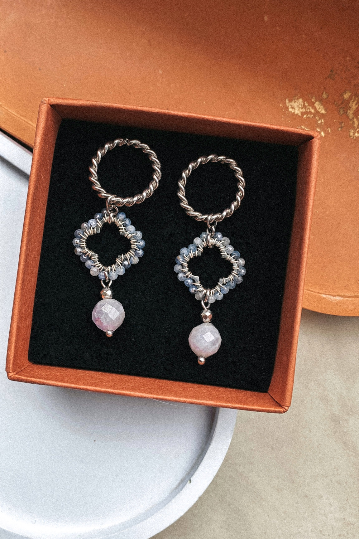 długie plecione kolczyki z szafiru i iolitu