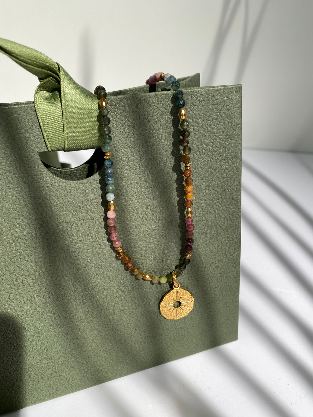 Naszyjnik LOUISE z turmalinu z boho słońcem