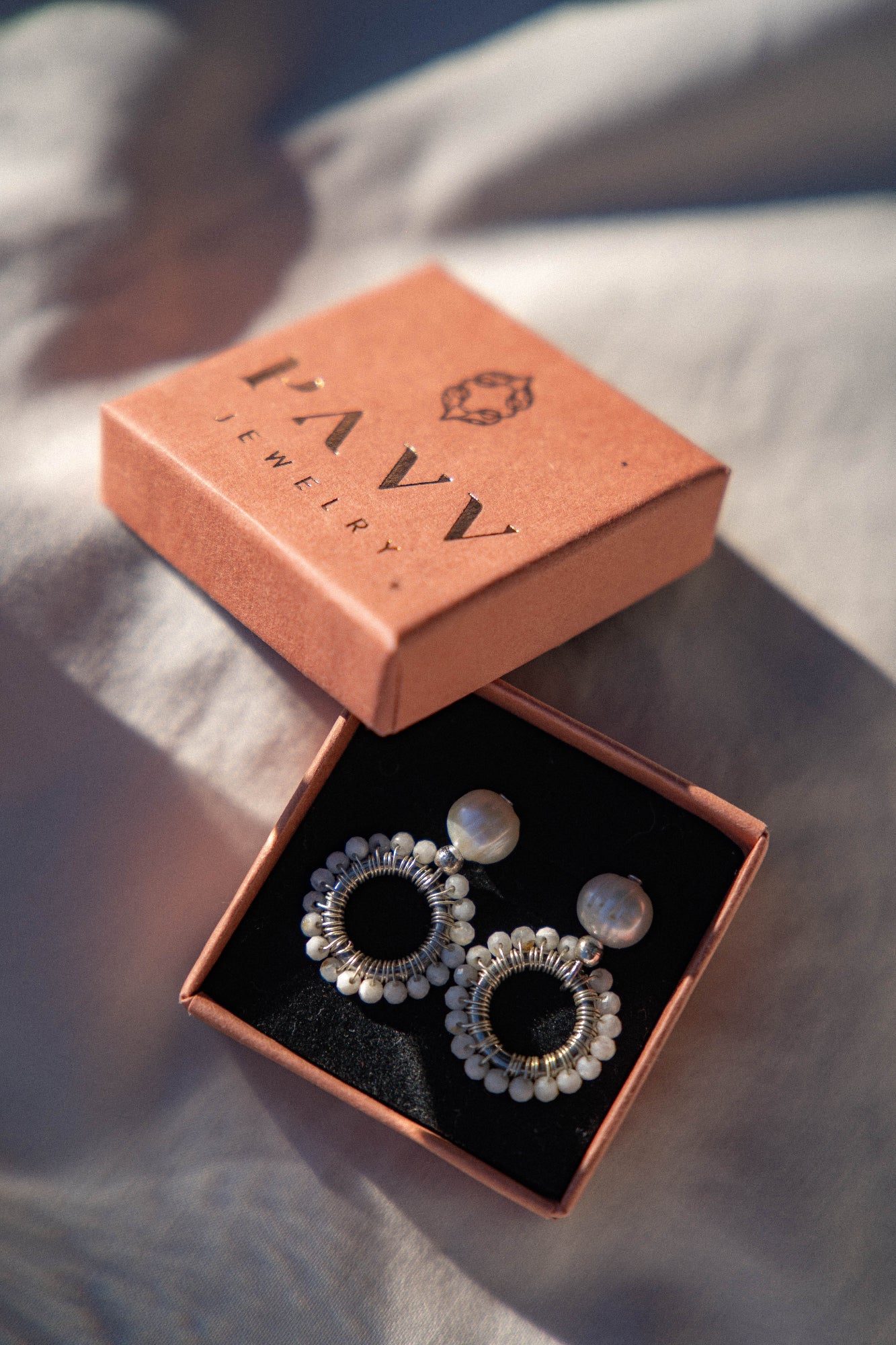 Kolczyki Love ANNA z białego akwamarynu z perłą