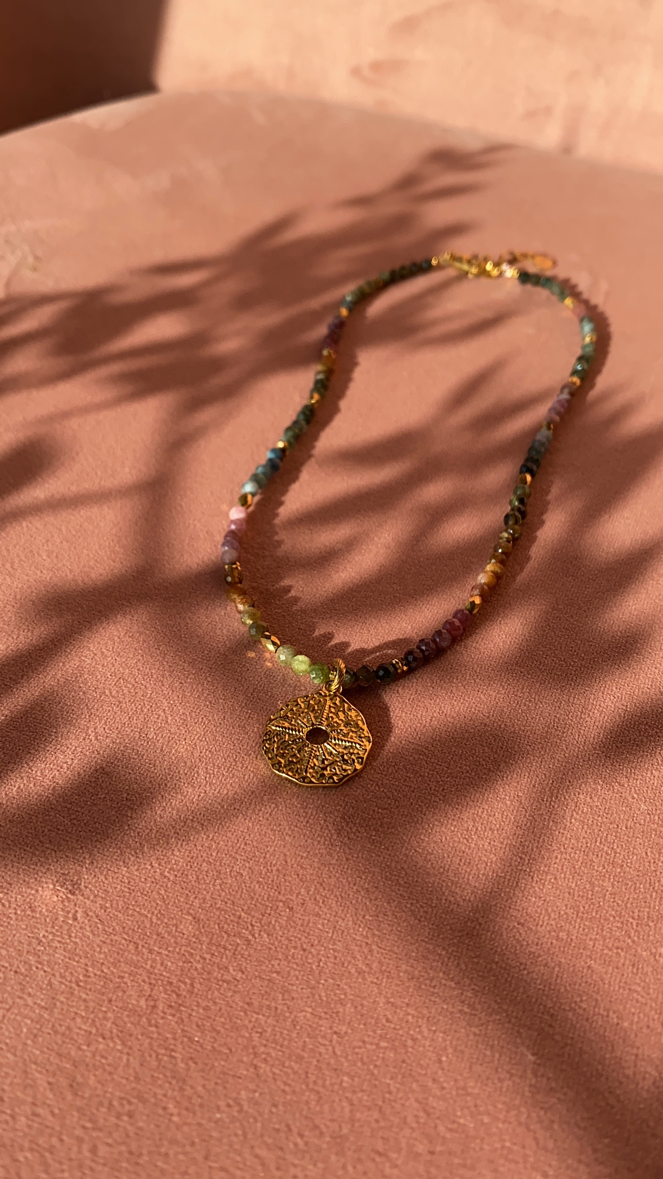 Naszyjnik LOUISE z turmalinu z boho słońcem