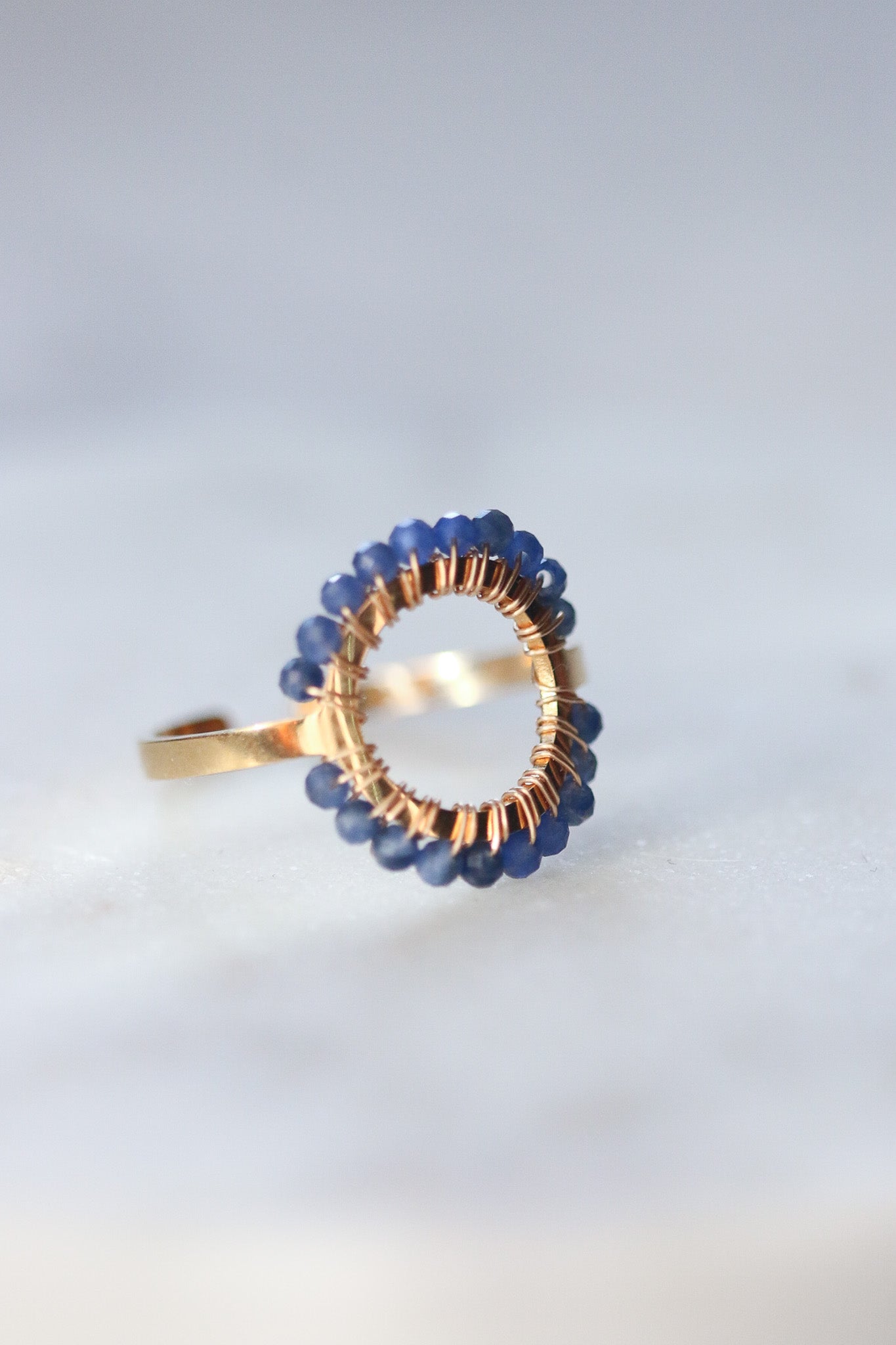 Pierścionek MIRA z sodalitu • złoty