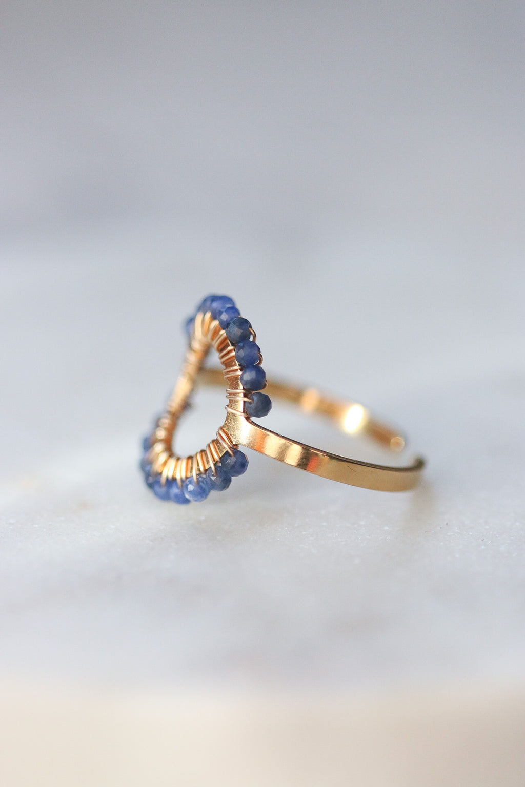 Pierścionek MIRA z sodalitu • złoty