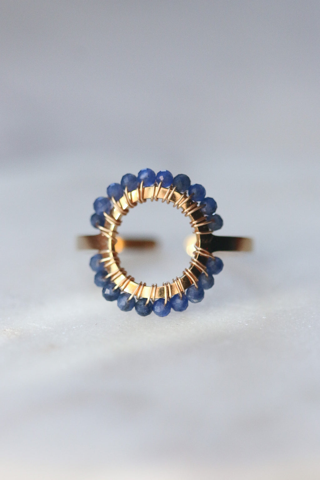 Pierścionek MIRA z sodalitu • złoty