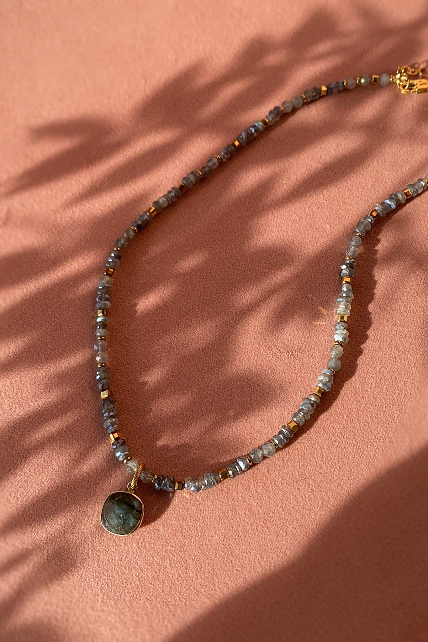 Naszyjnik z labradorytu z oprawionym kamieniem