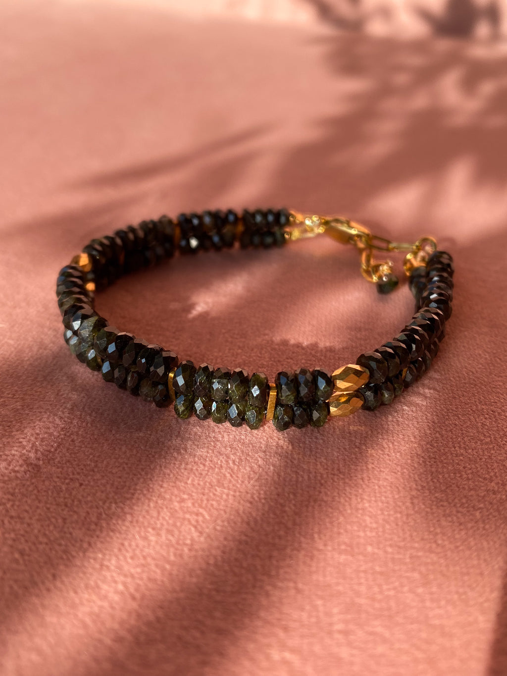 Bransoletka z czarnego frenitu z epidotem