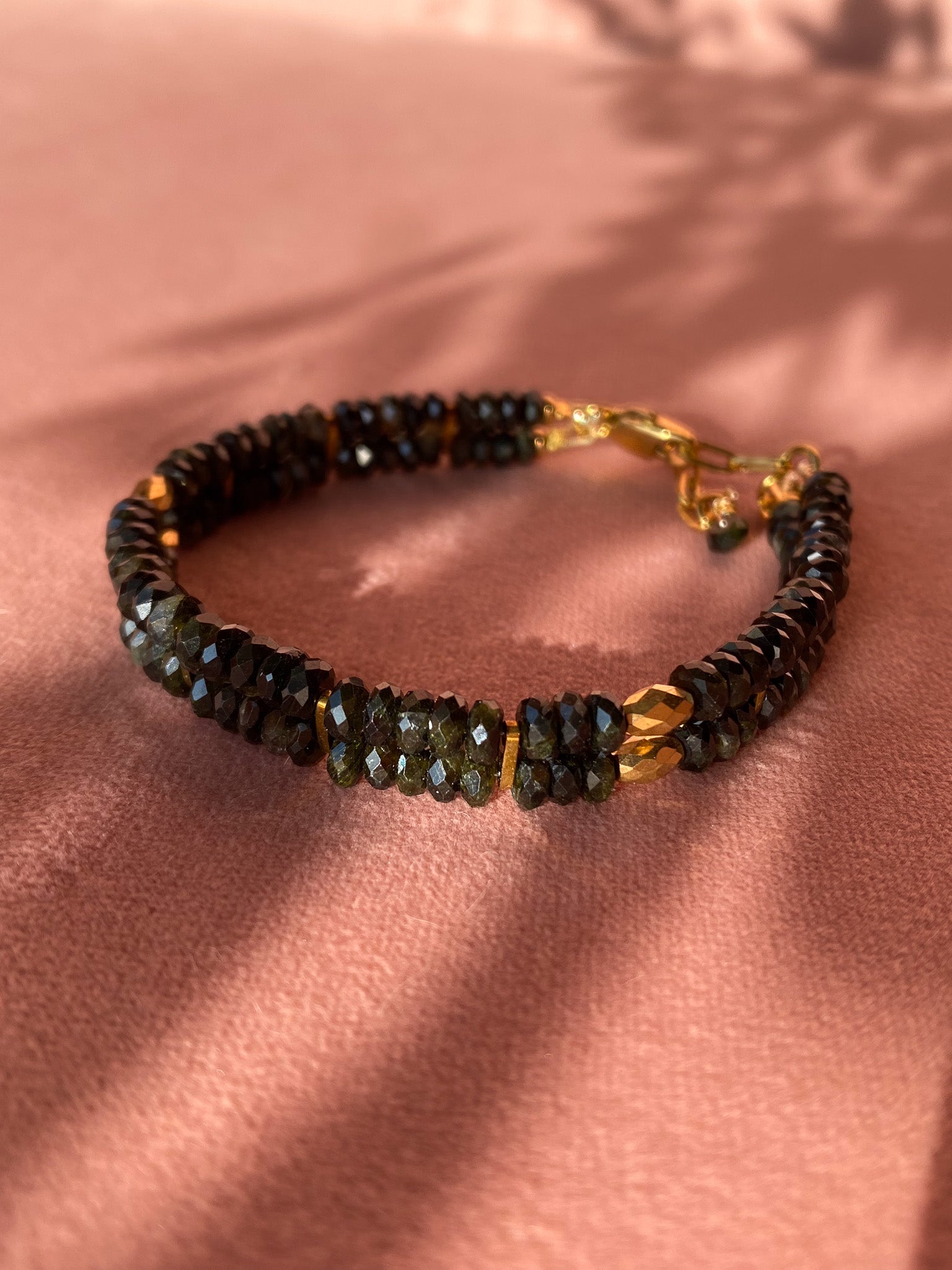 Bransoletka z czarnego frenitu z epidotem