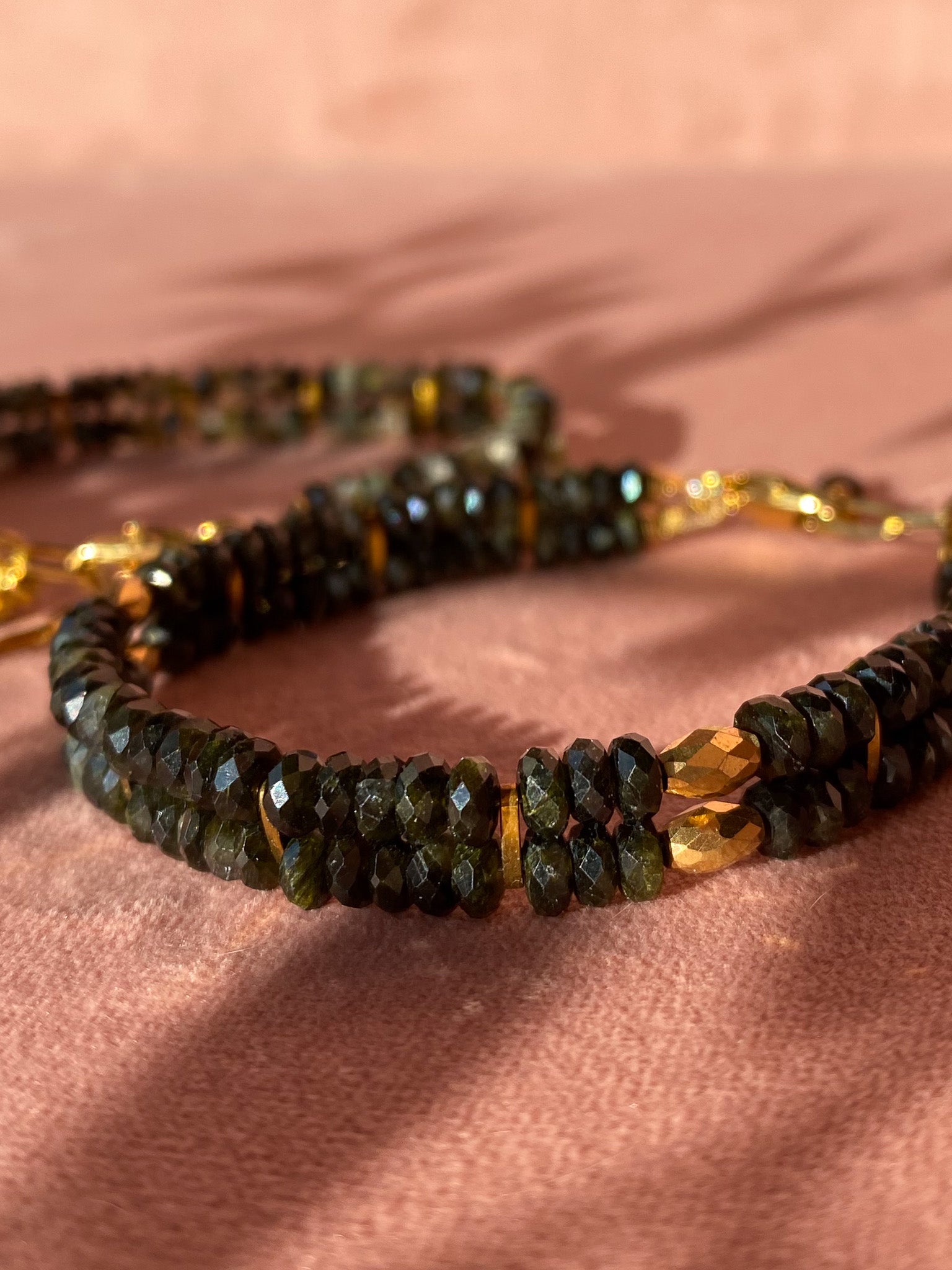 Bransoletka z czarnego frenitu z epidotem