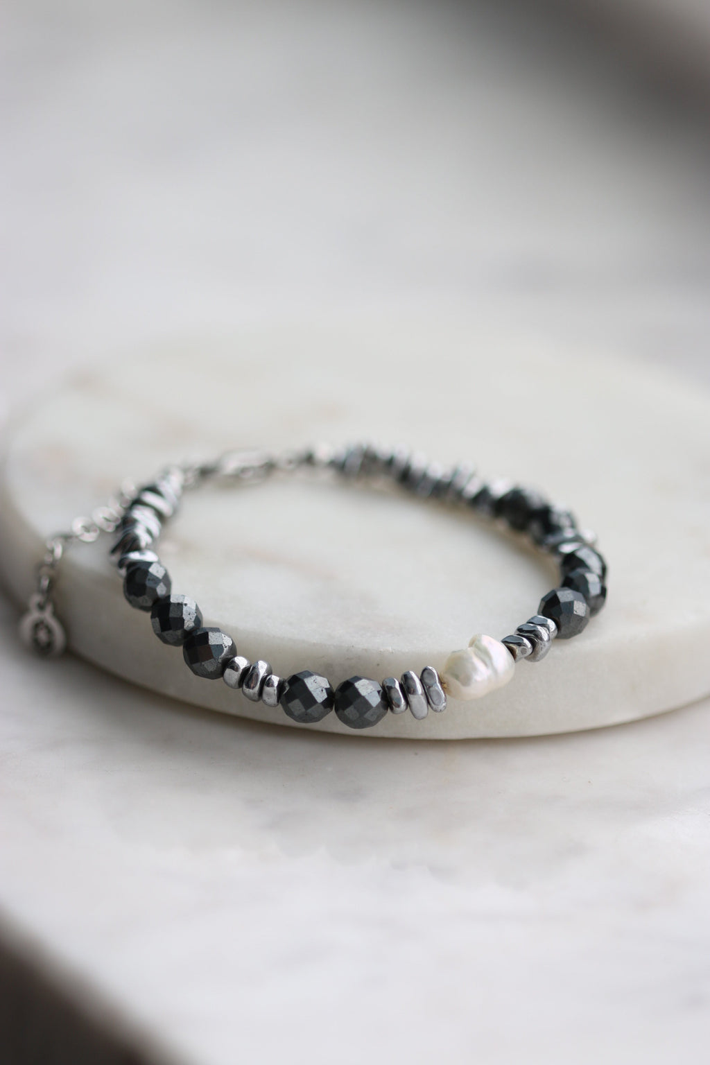 Bransoletka DARIE z hematytu z perłą