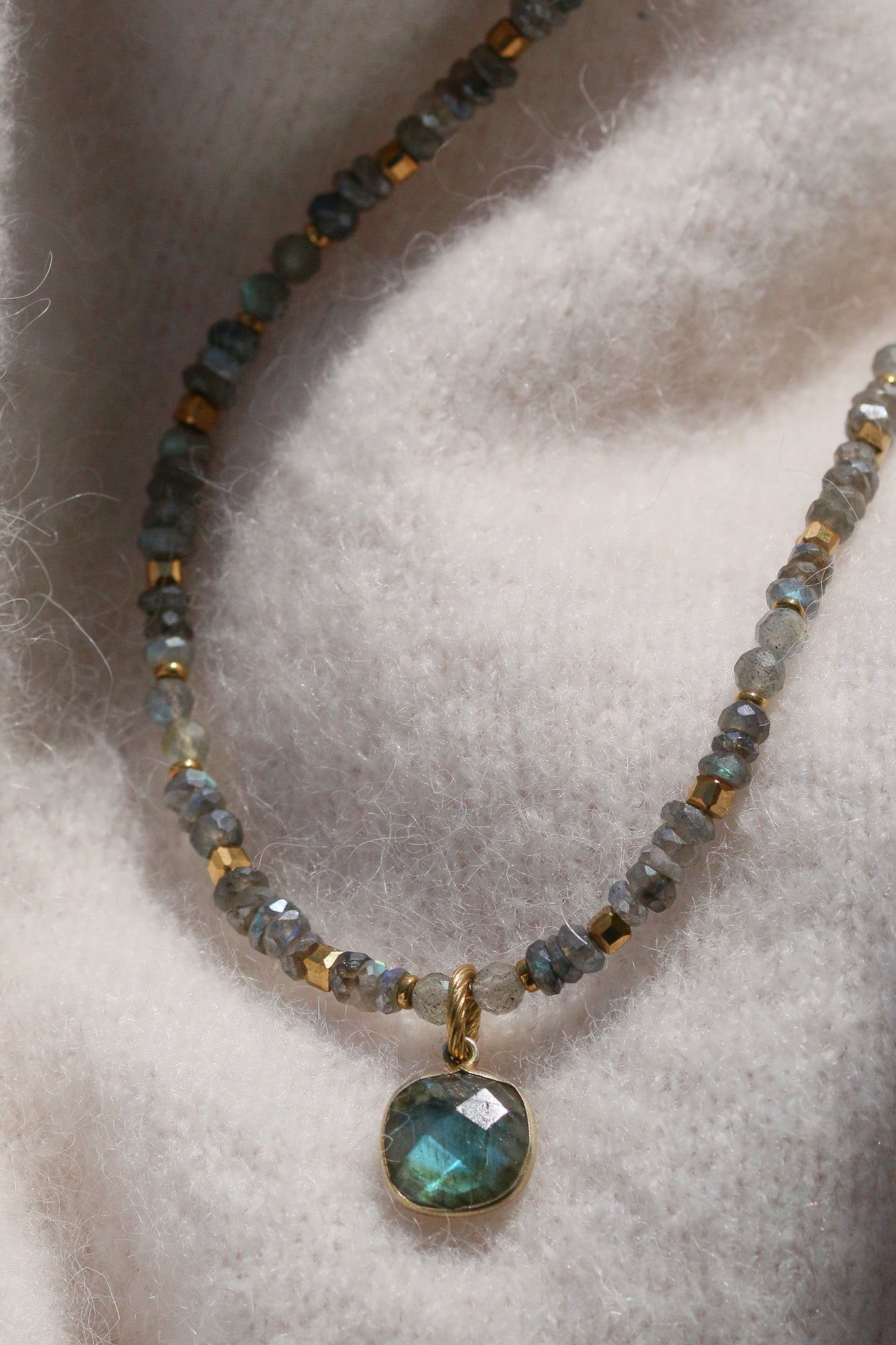 Naszyjnik z labradorytu z oprawionym kamieniem