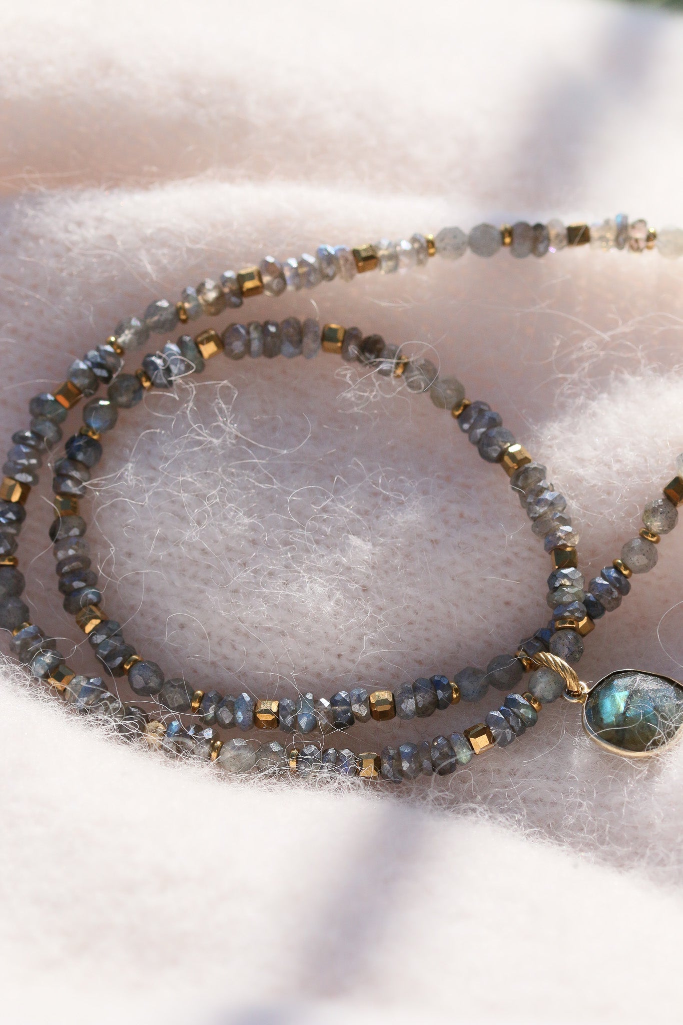 Naszyjnik z labradorytu z oprawionym kamieniem