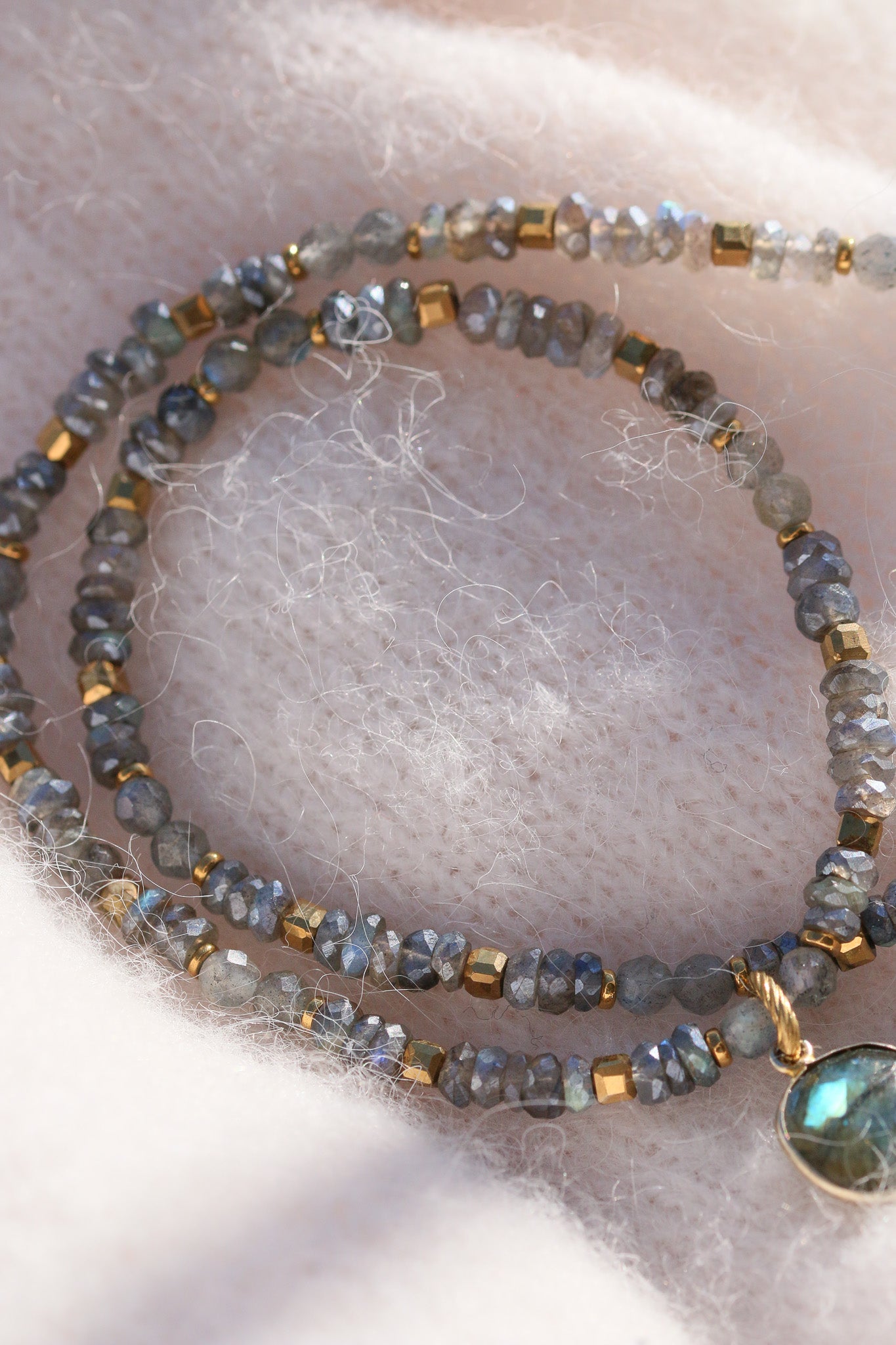 Naszyjnik z labradorytu z oprawionym kamieniem