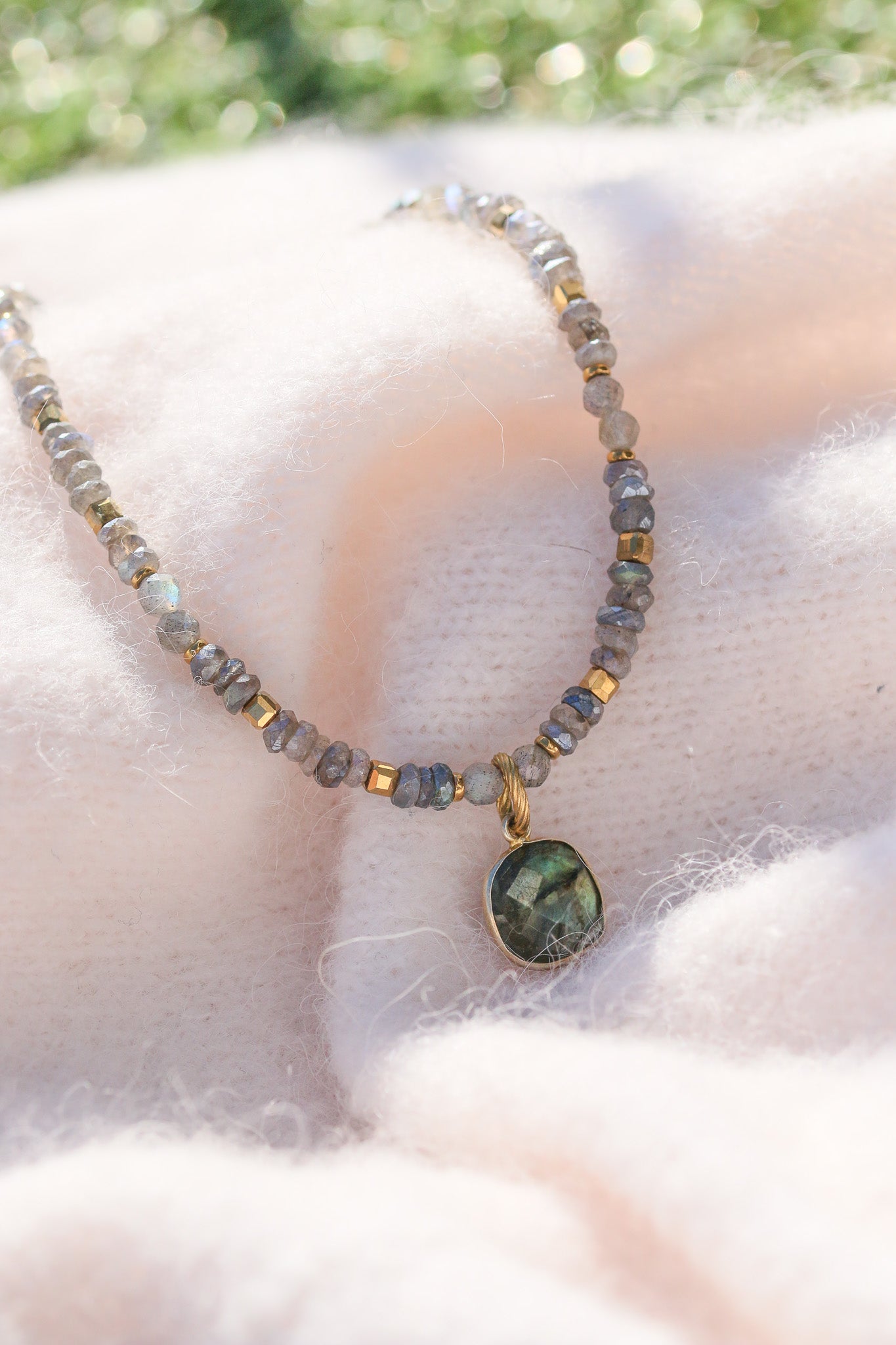 Naszyjnik z labradorytu z oprawionym kamieniem