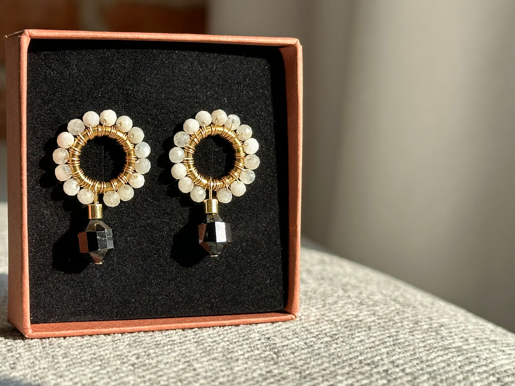 Plecione kolczyki z kamieniem księżycowym i czarnym turmalinem