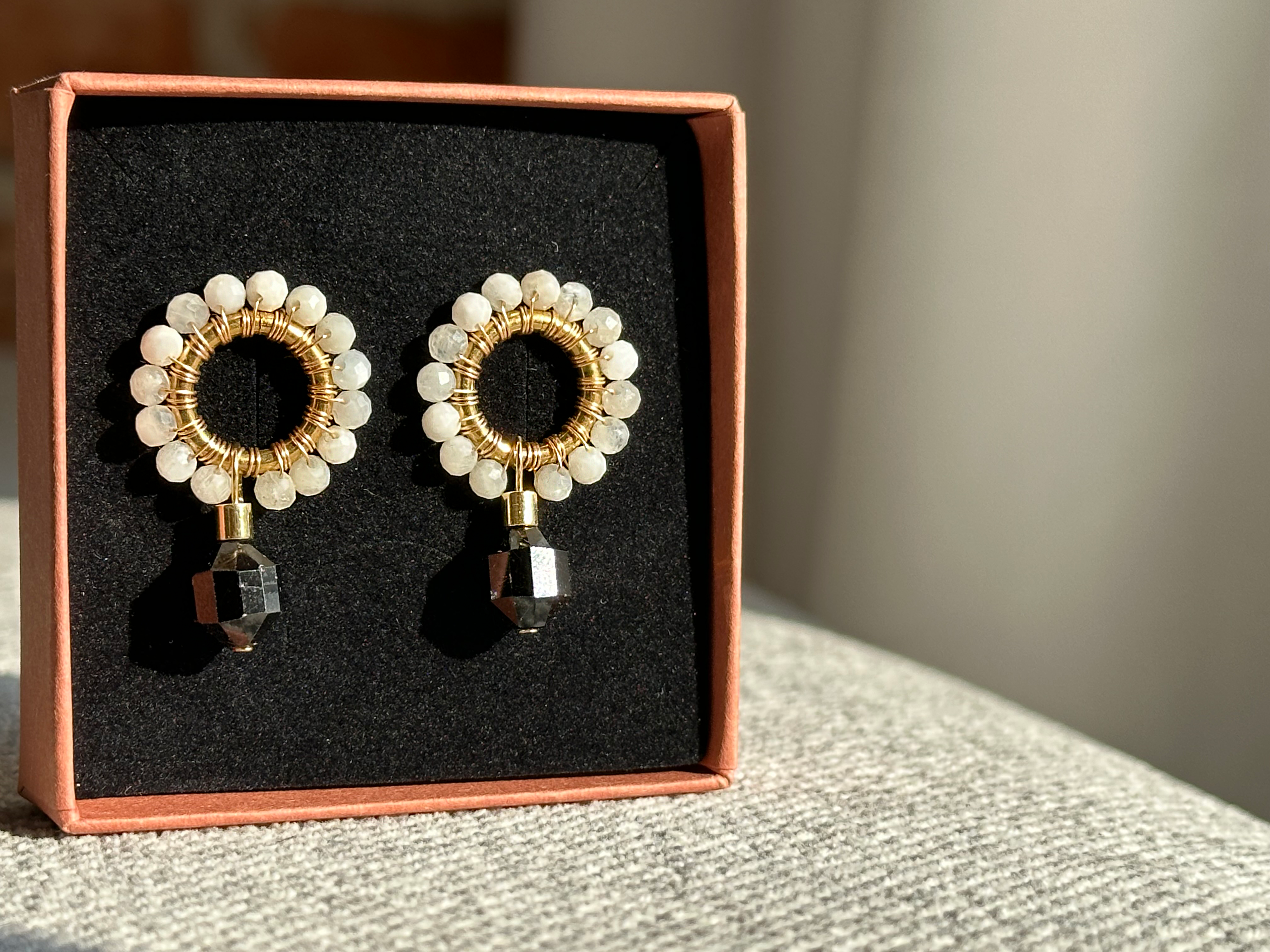 Plecione kolczyki z kamieniem księżycowym i czarnym turmalinem