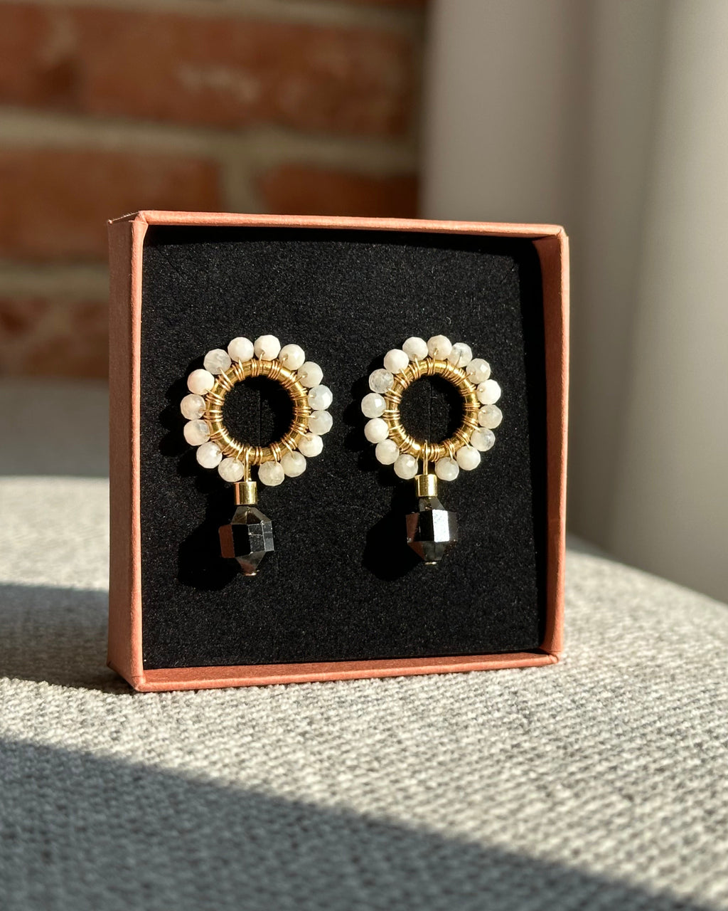 Plecione kolczyki z kamieniem księżycowym i czarnym turmalinem