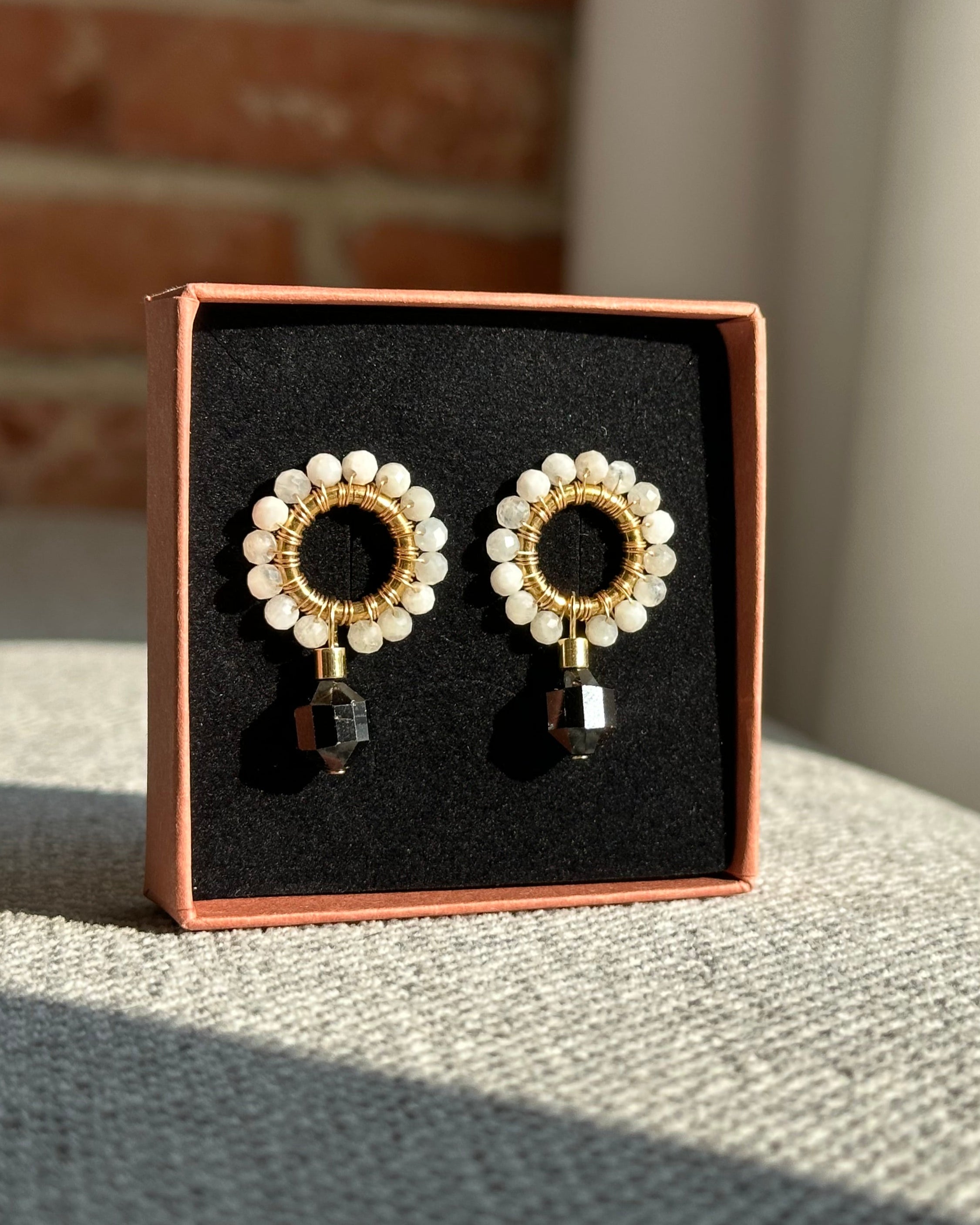 Plecione kolczyki z kamieniem księżycowym i czarnym turmalinem