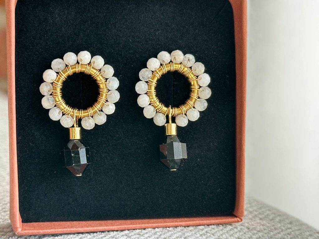 Plecione kolczyki z kamieniem księżycowym i czarnym turmalinem