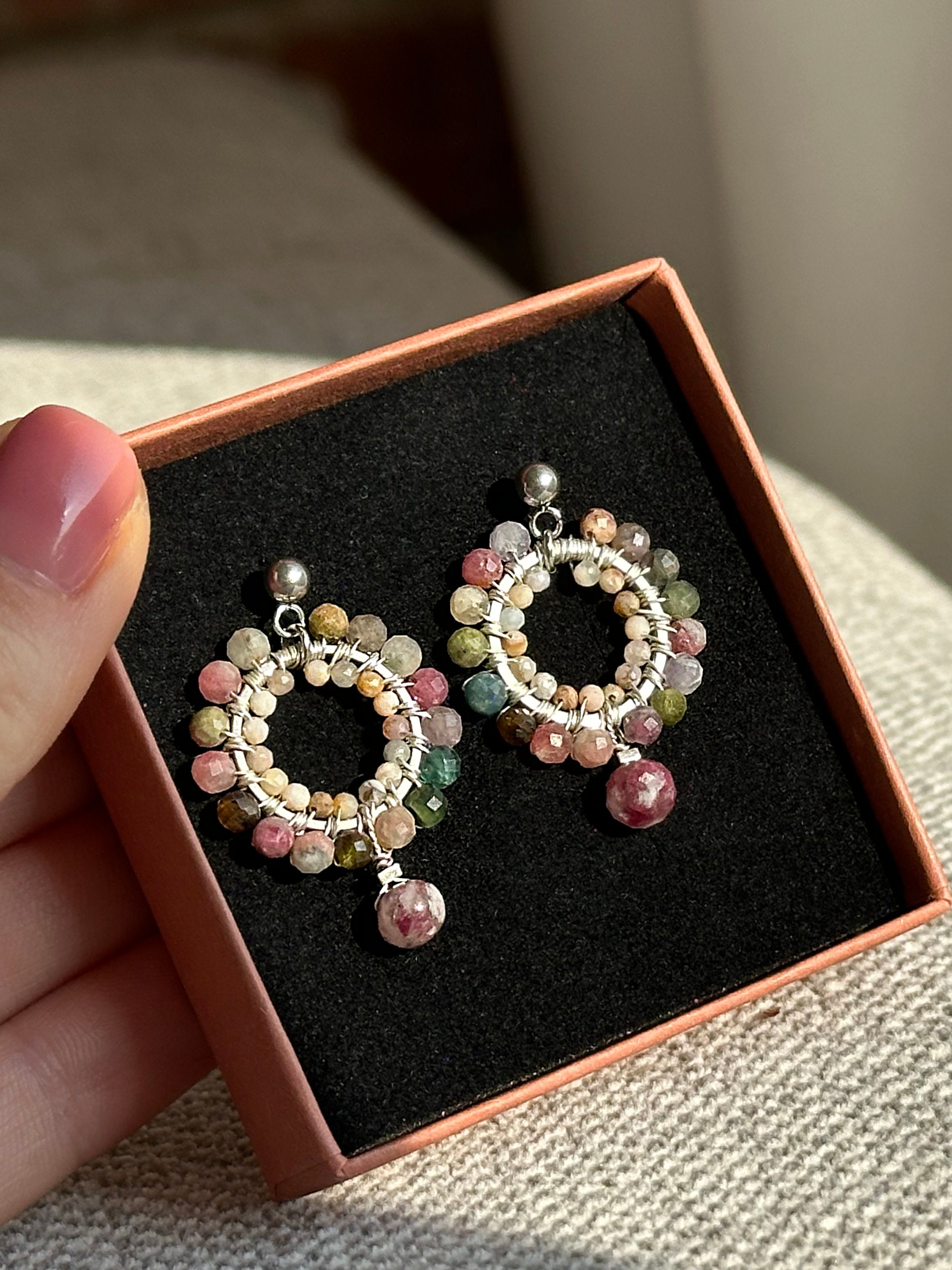 plecione kolczyki z turmalinu i opalu różowego z lepidolitem